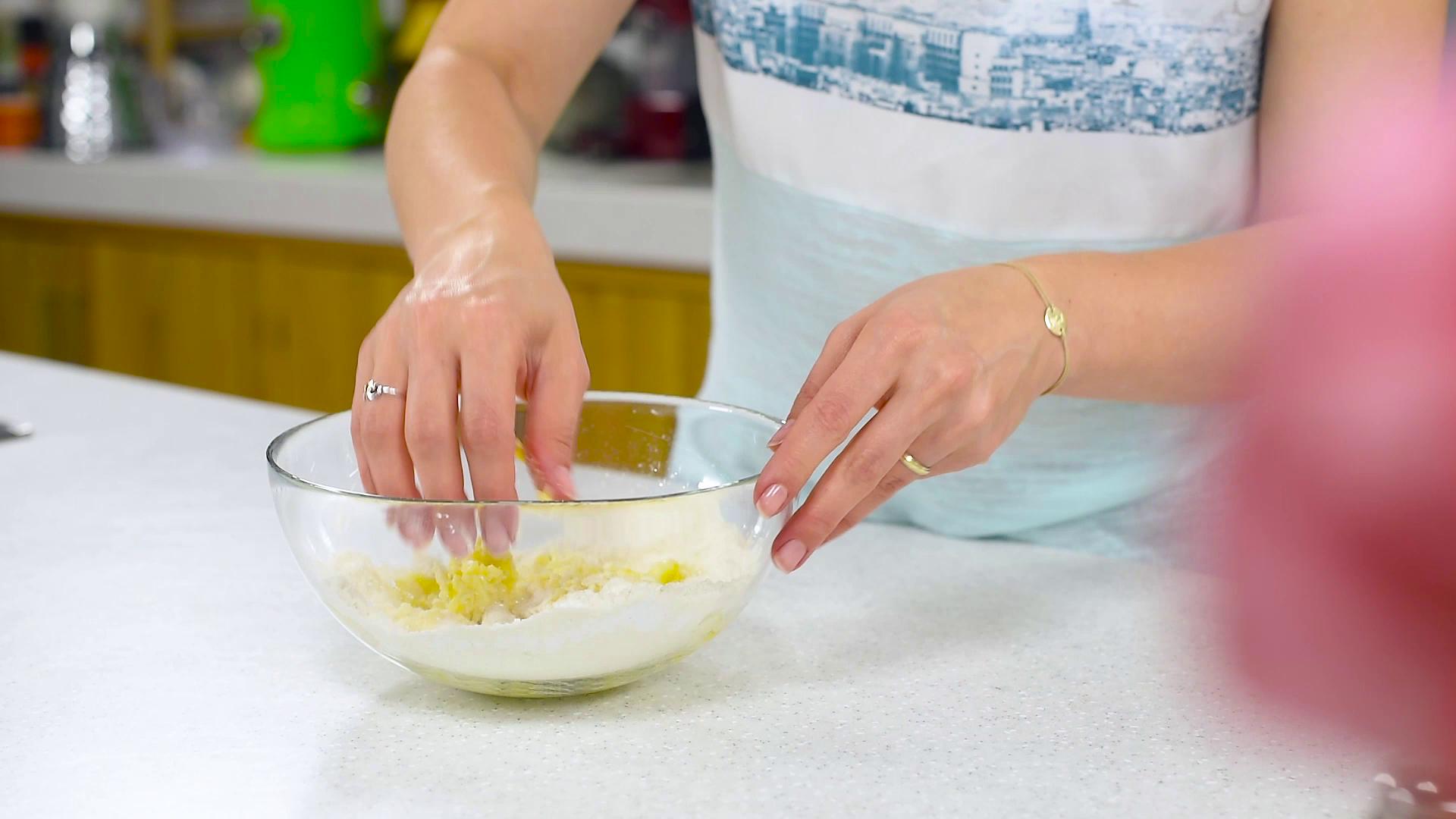 Mini tarte cu crema de ciocolata alba si capsuni