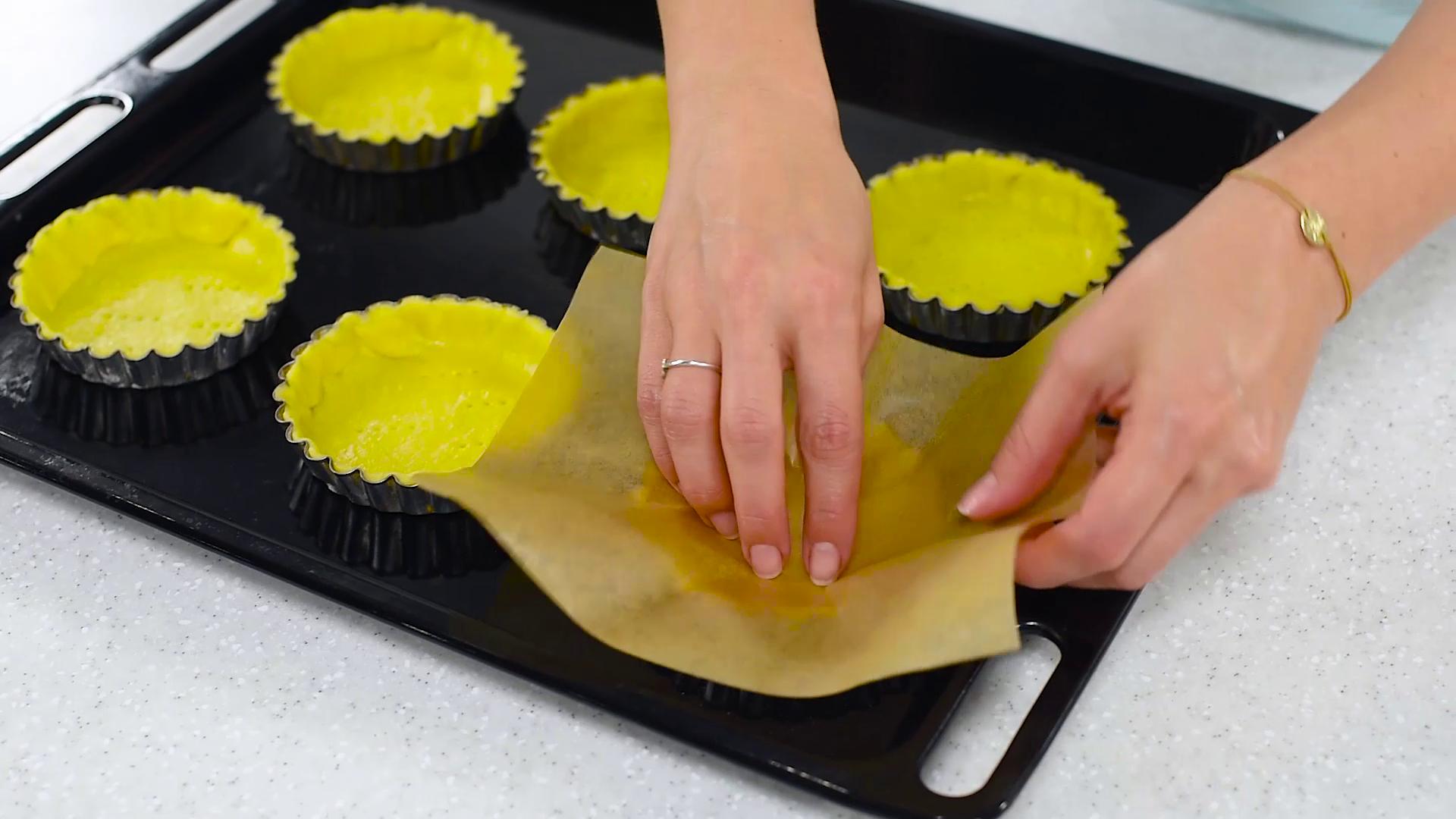 Mini tarte cu crema de ciocolata alba si capsuni