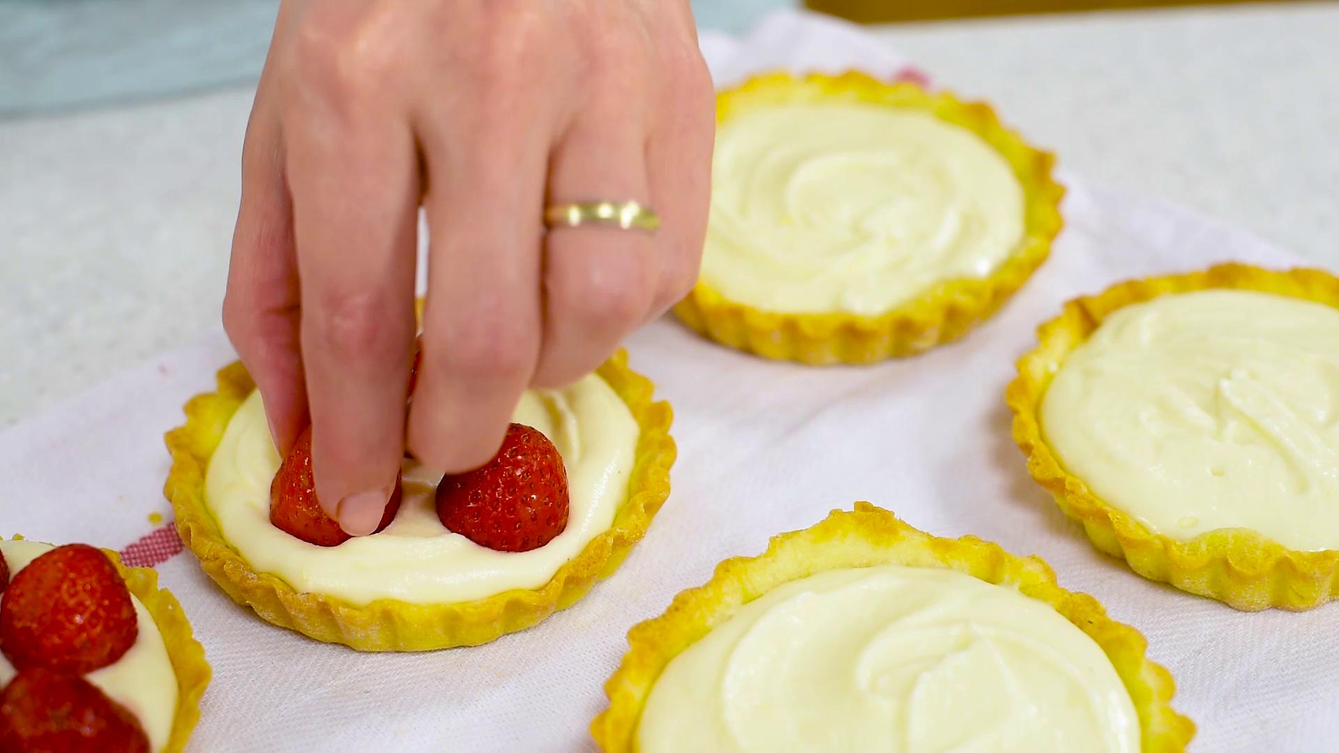 Mini tarte cu crema de ciocolata alba si capsuni