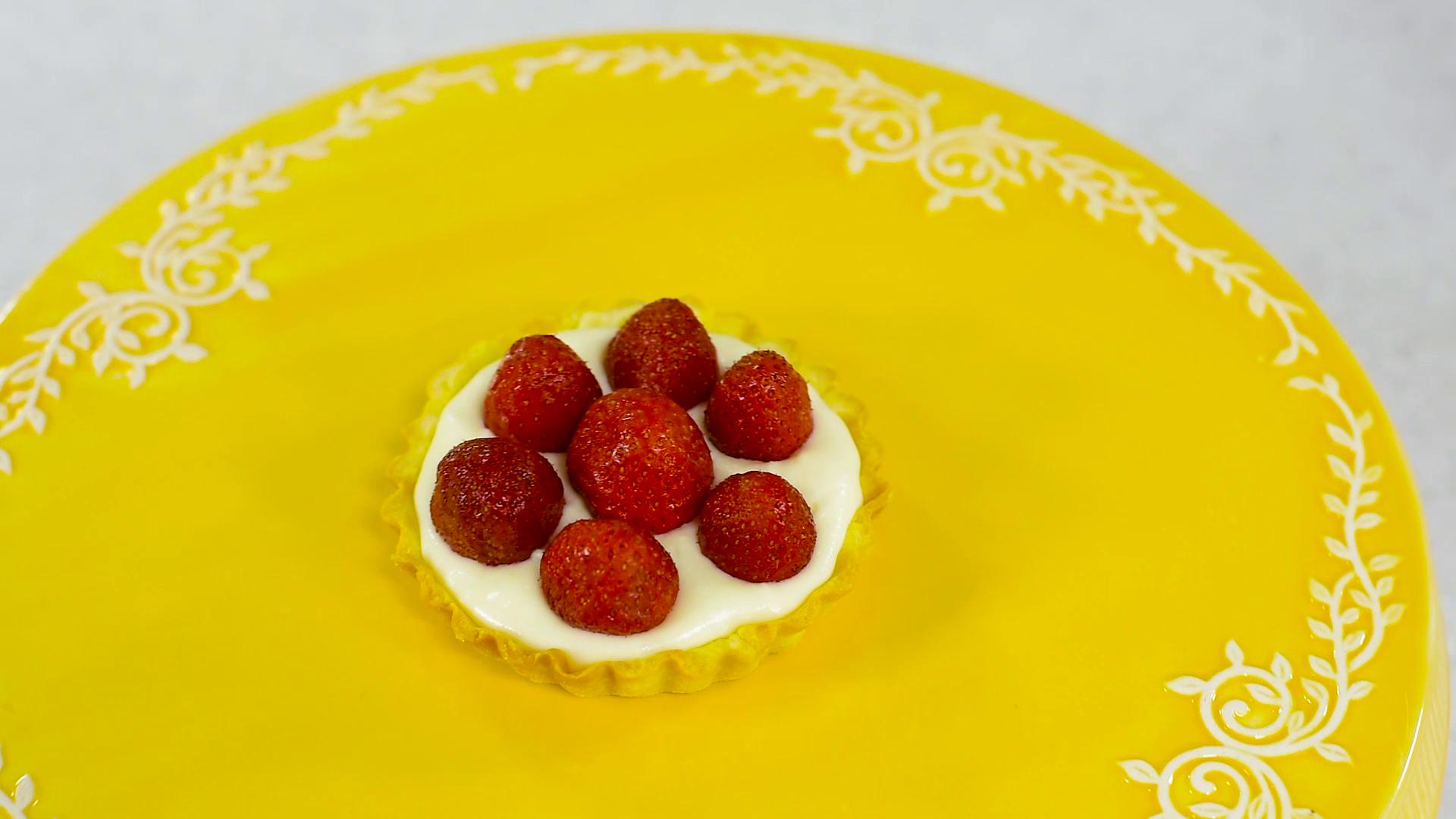 Mini tarte cu crema de ciocolata alba si capsuni