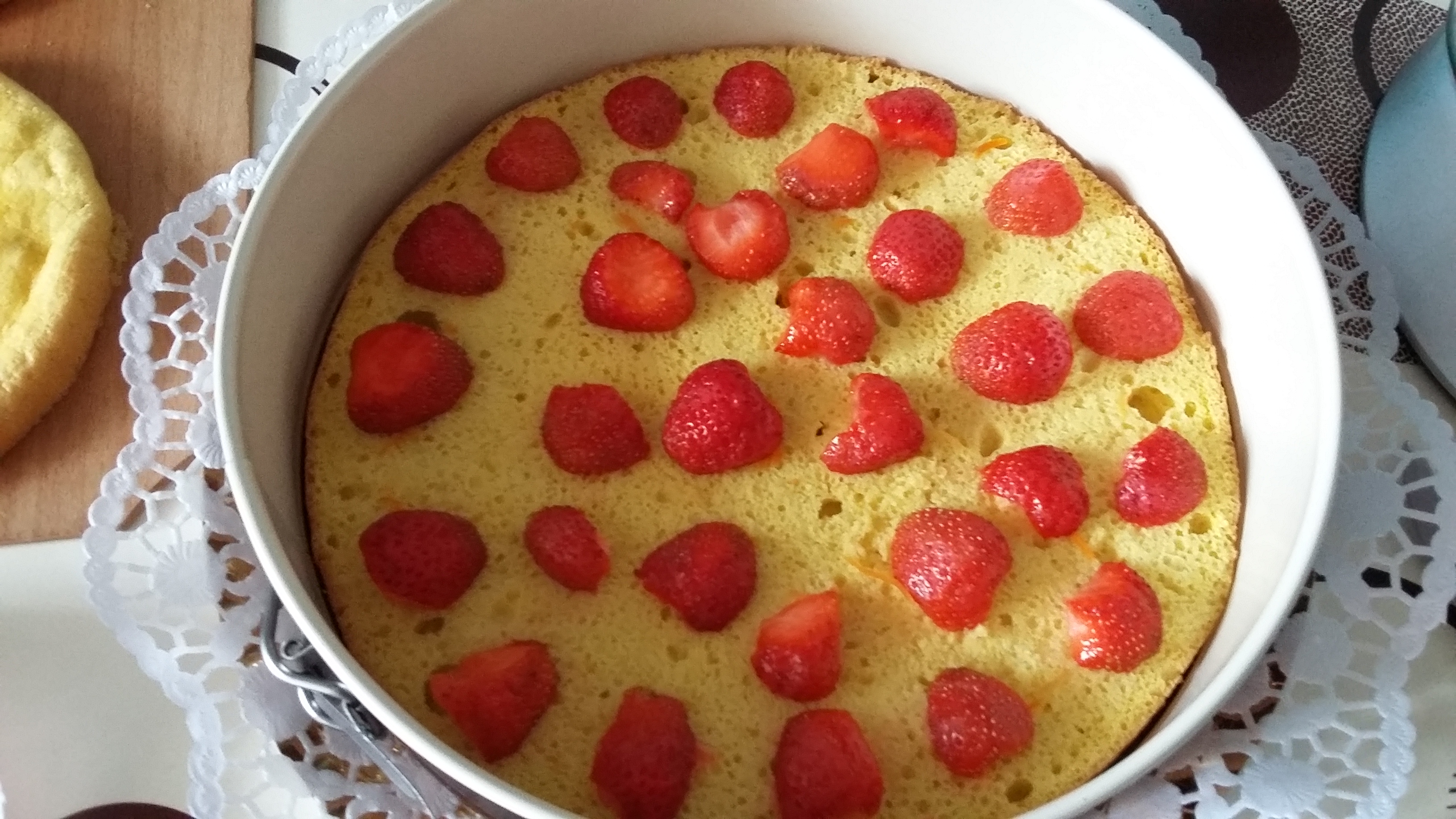 Tort cu crema de iaurt, cirese si capsuni