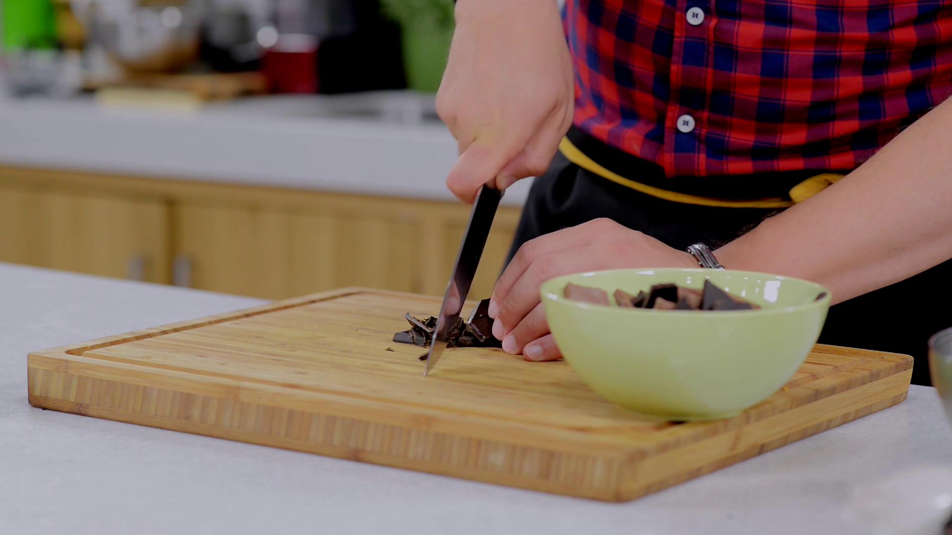 Tarta cu blat de Oreo, ganache de ciocolata si fructe de padure, fara coacere