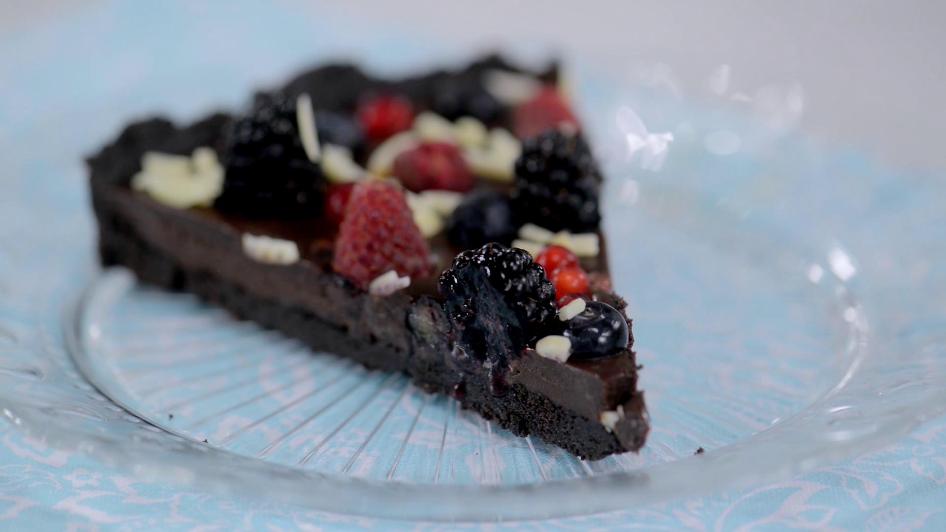 Tarta cu blat de Oreo, ganache de ciocolata si fructe de padure, fara coacere