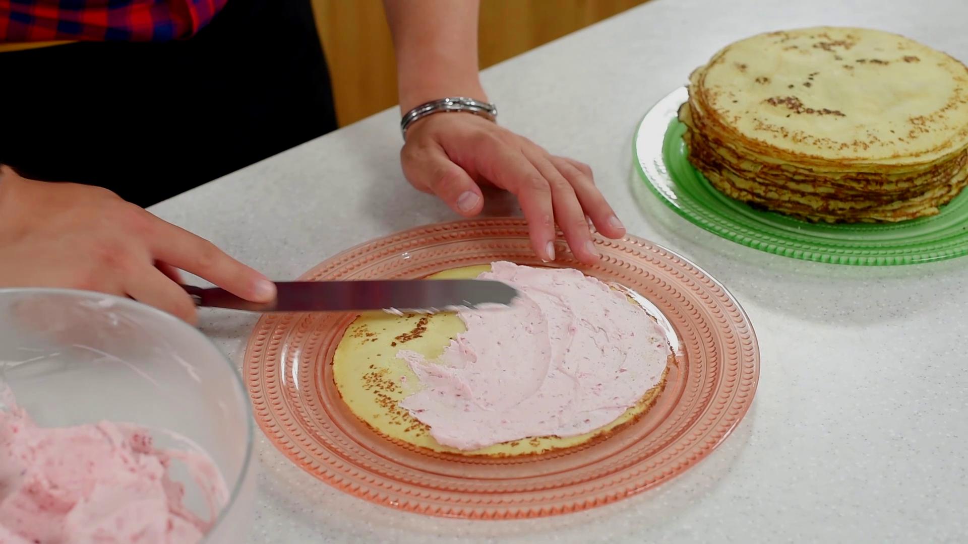 Tort de clatite cu ciocolata si fructe