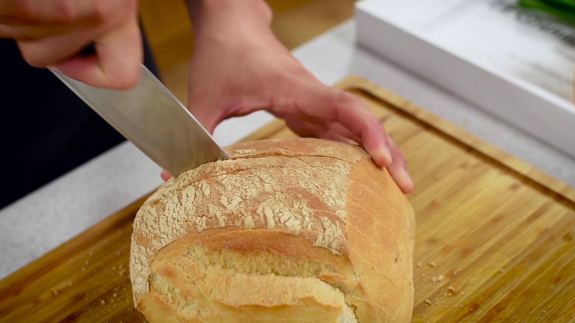 Paine cu cascaval si ceapa, gratinata la cuptor