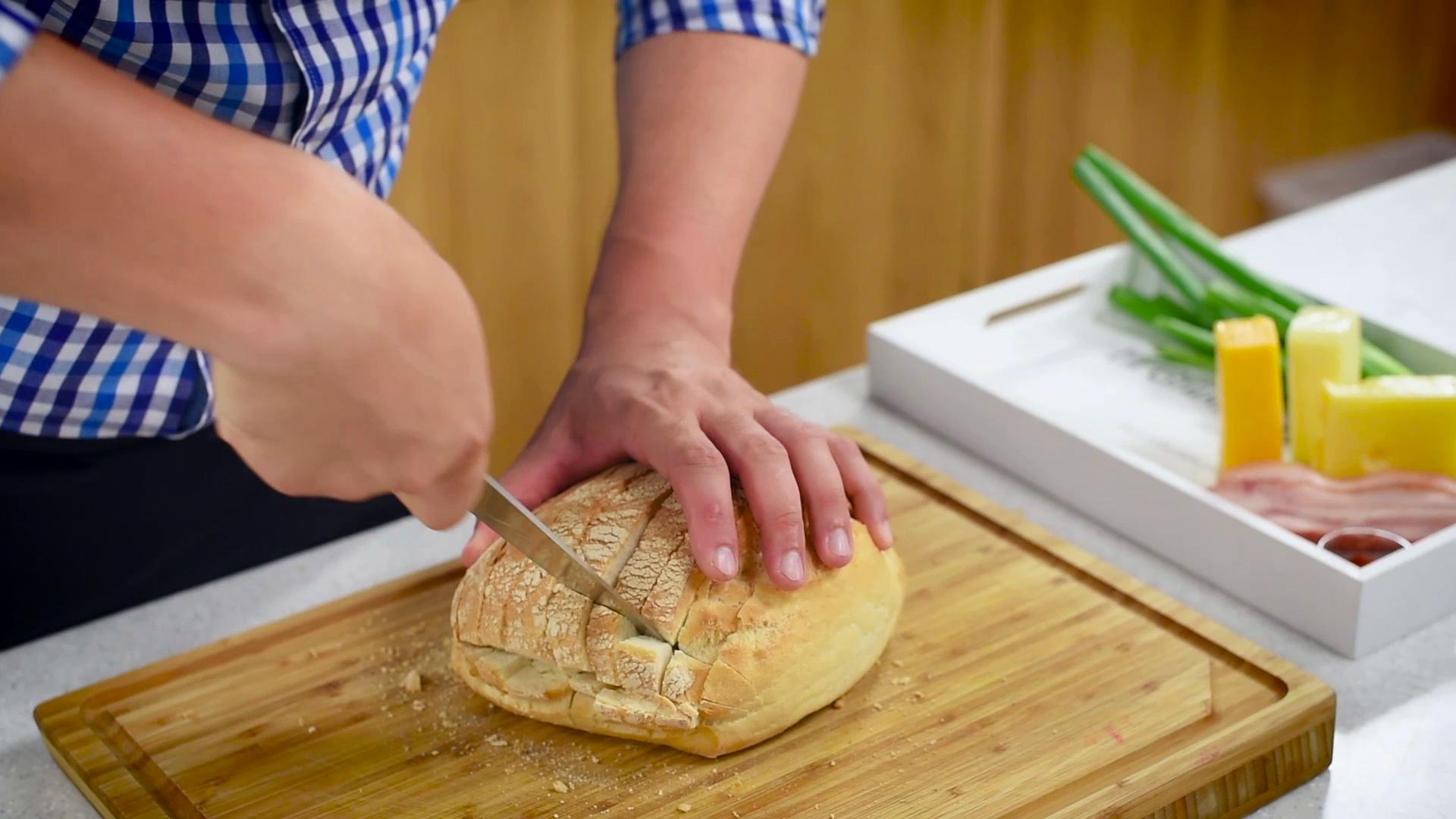 Paine cu cascaval si ceapa, gratinata la cuptor