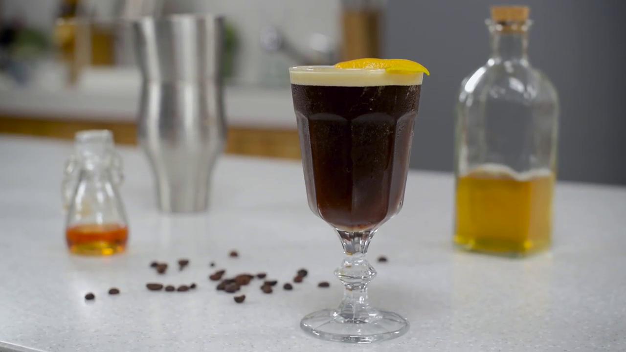 Cocktail cu cafea si lichior caramel