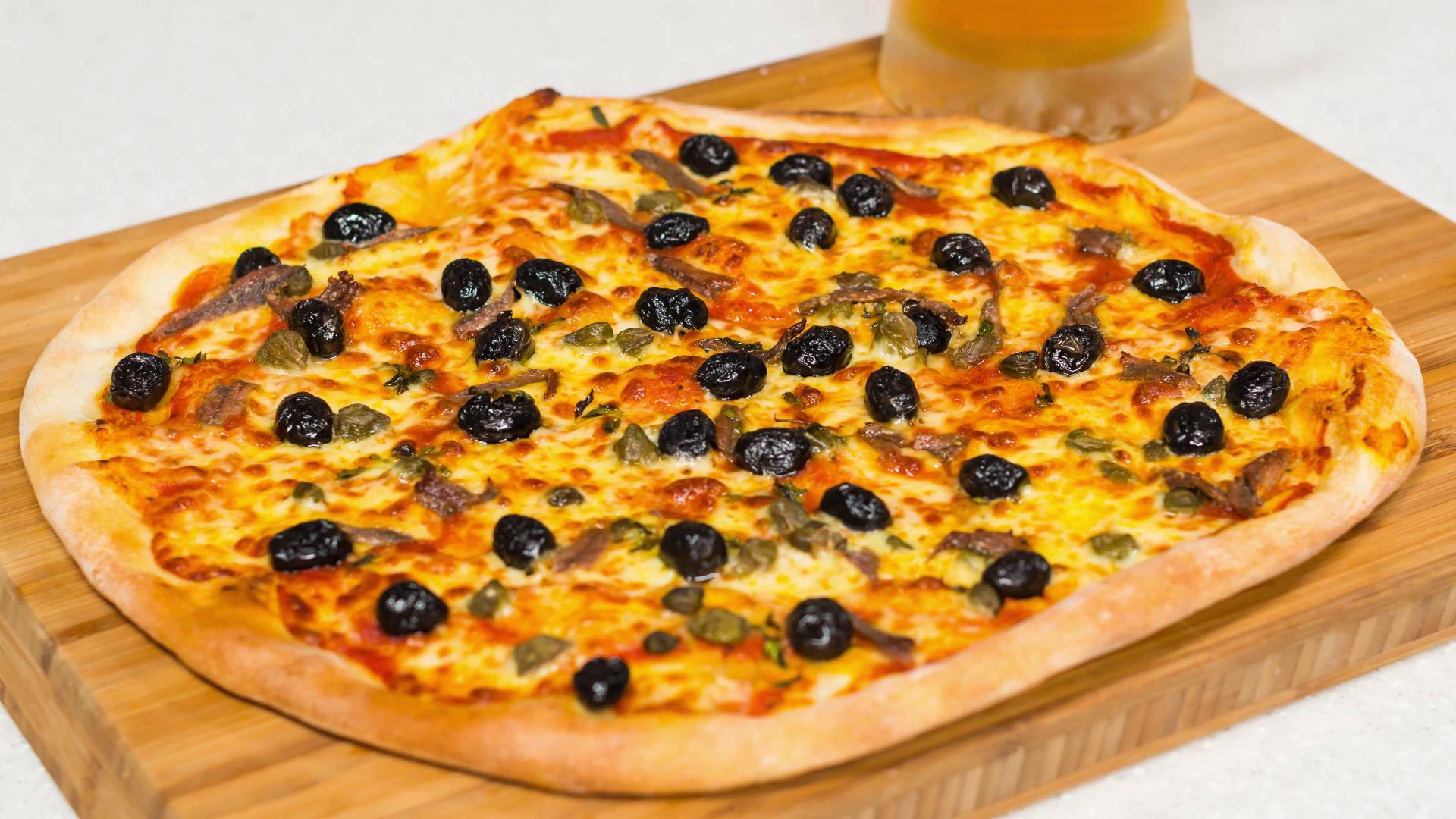 Pizza Romana, cu file de anchois, capere si masline