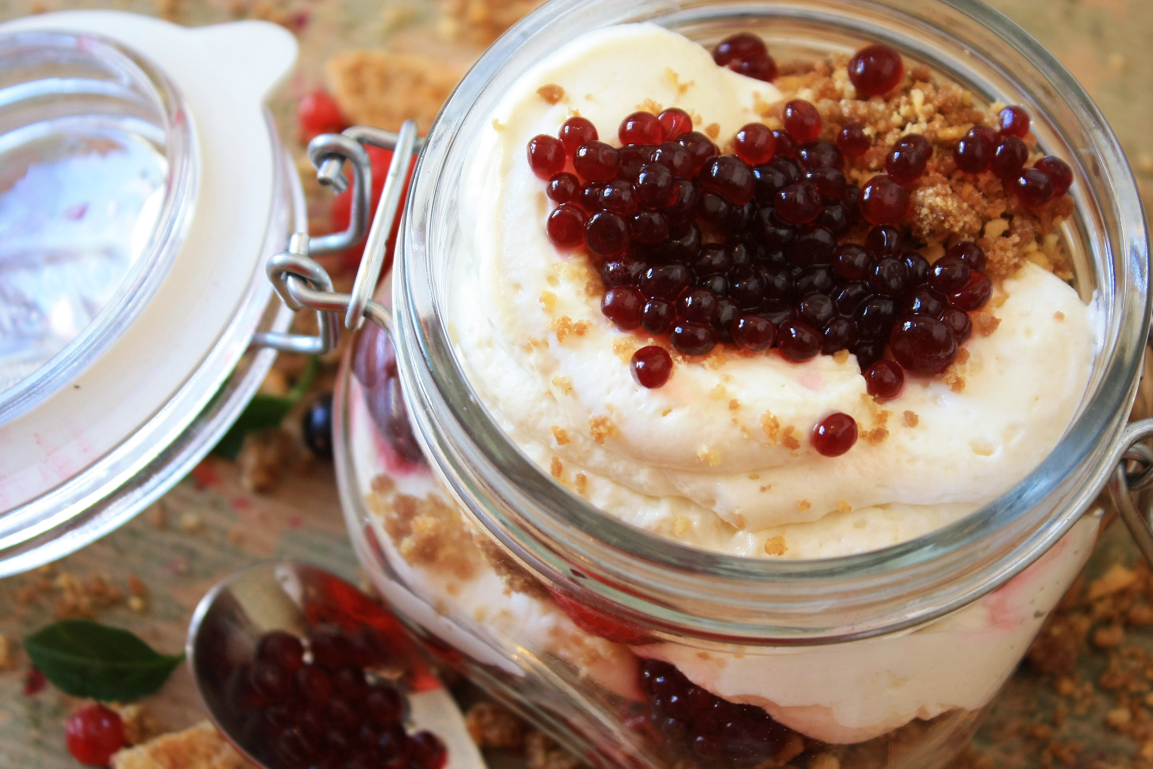 Cheesecake la Borcan cu caviar de fructe de padure