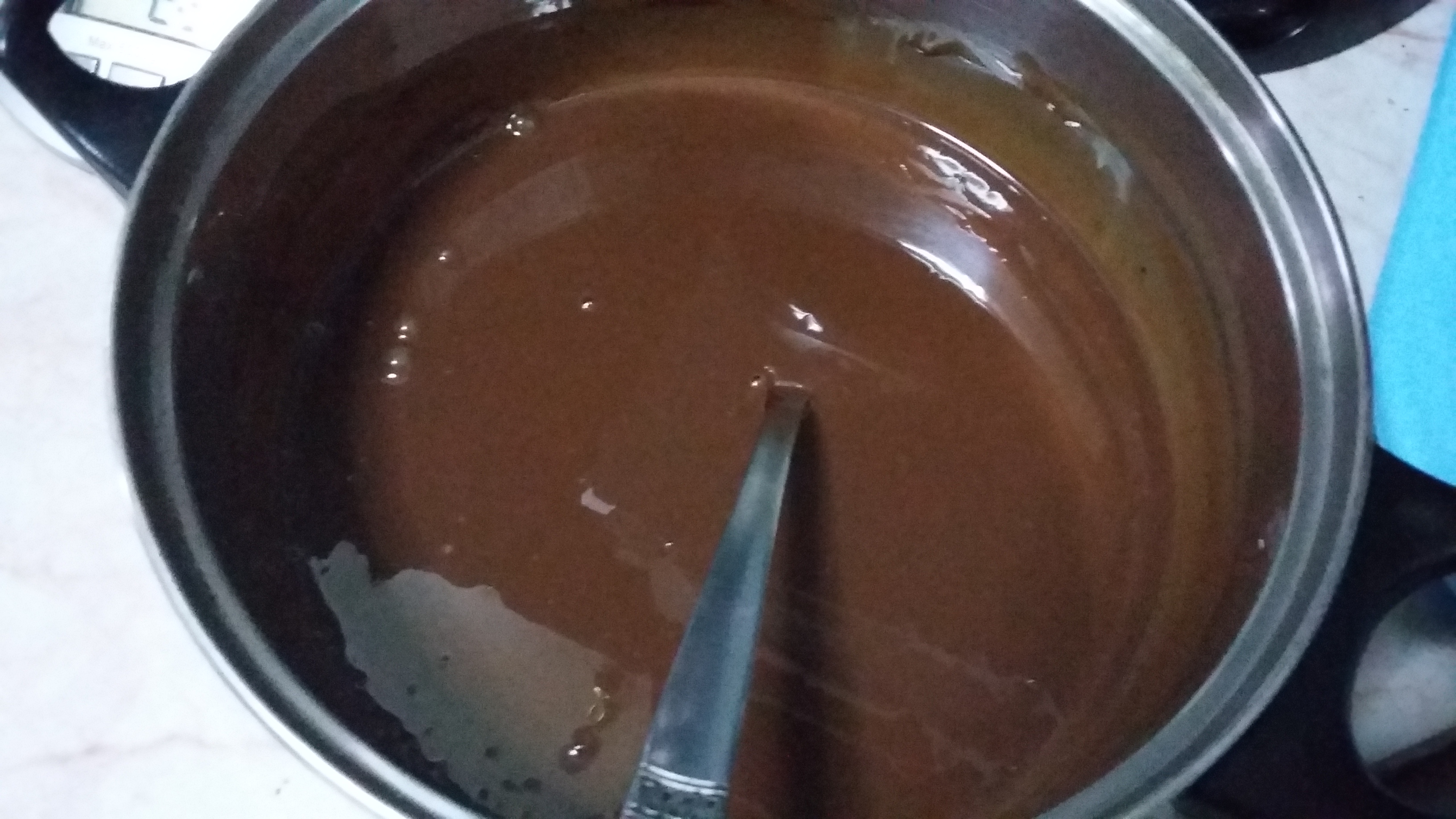 Tort cu crema de ciocolata neagra si alba si afine