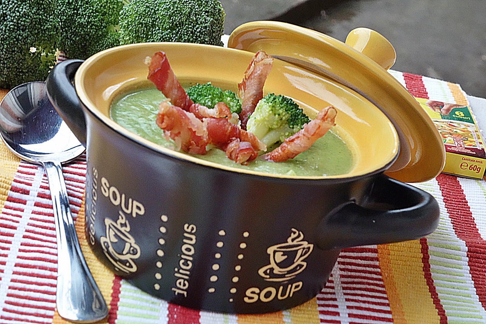 Supa crema de broccoli cu sticksuri de bacon