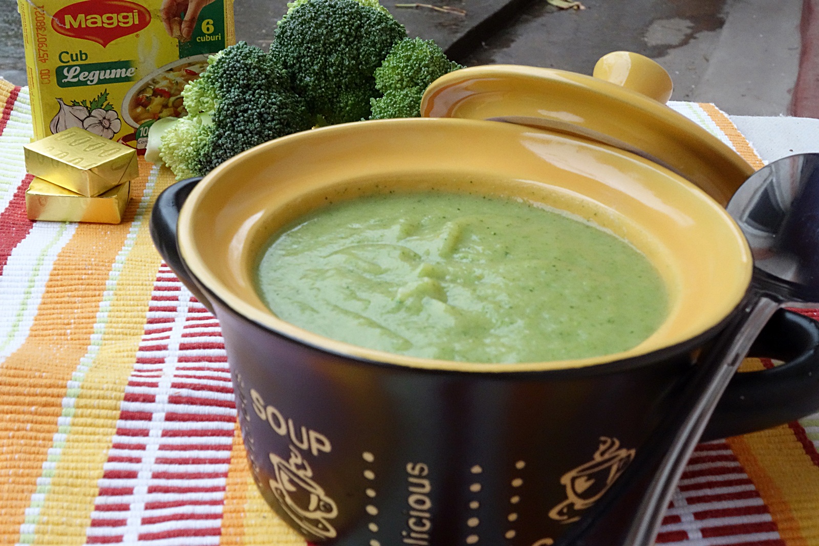 Supa crema de broccoli cu sticksuri de bacon