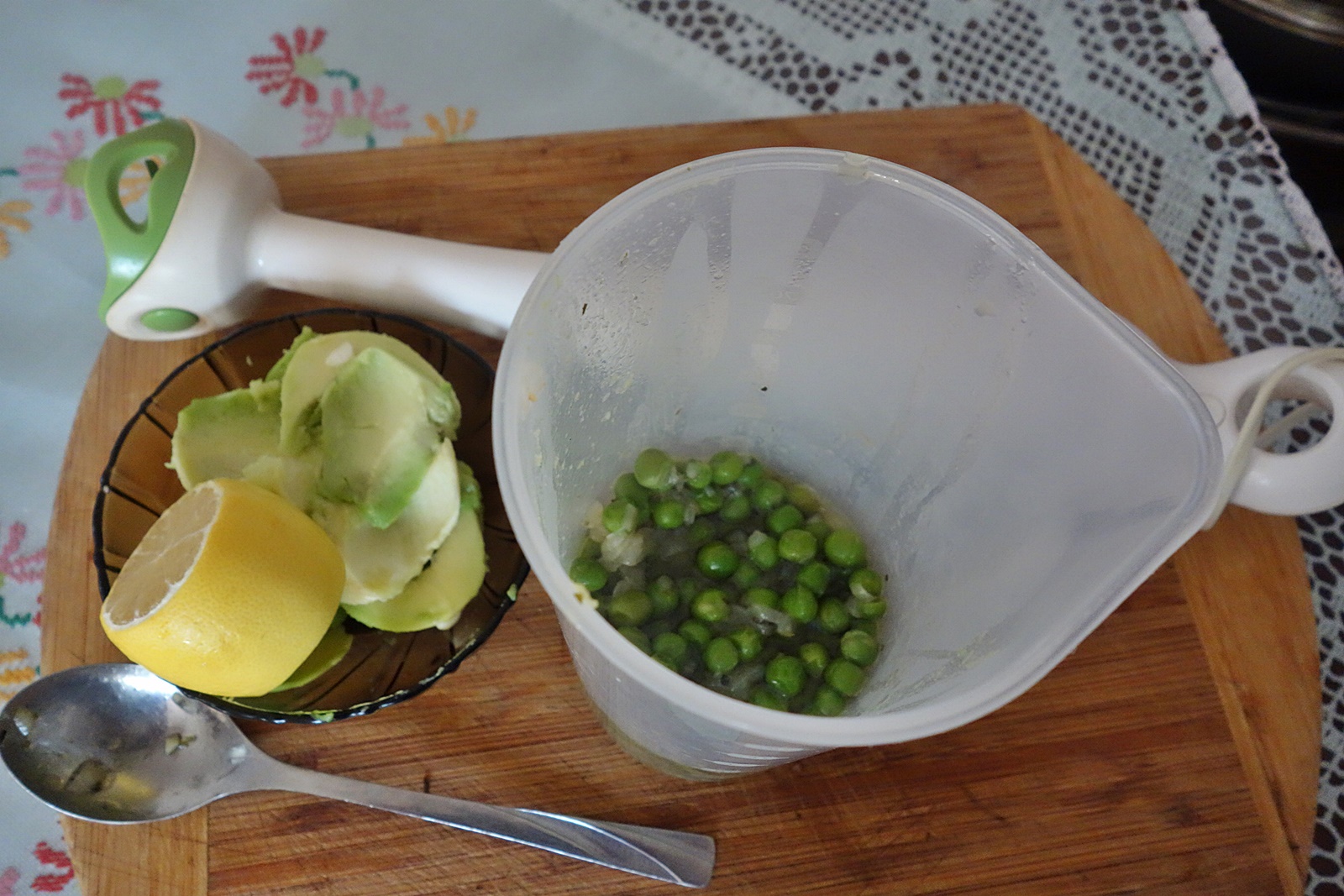 Supa crema de mazare verde cu avocado si menta verde