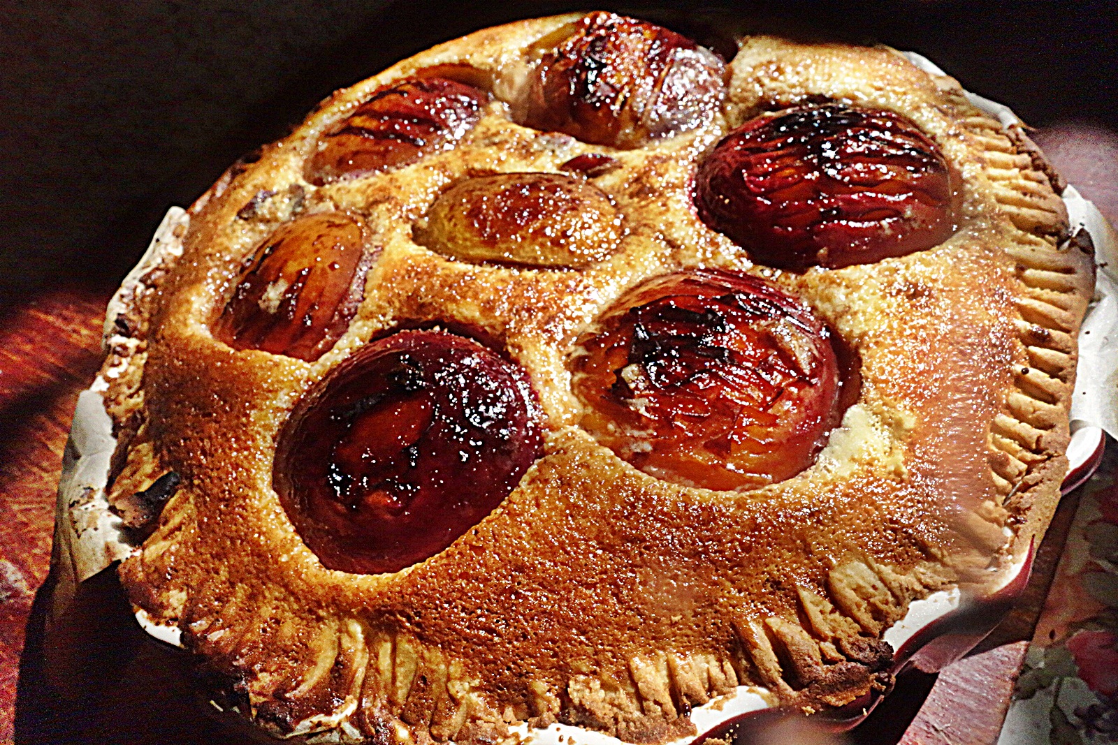 Tarta cu blat fraged si nectarine caramelizate