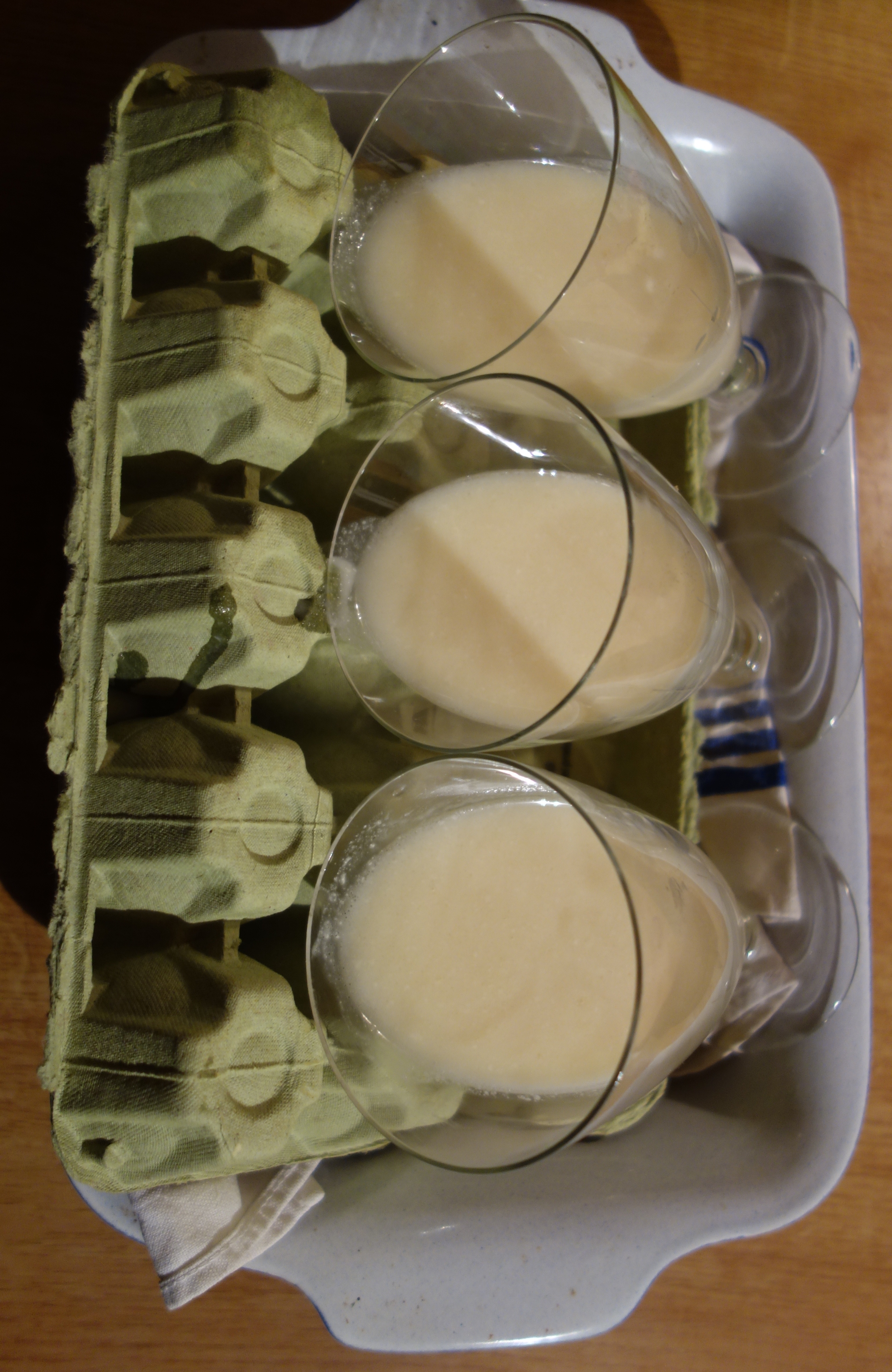 Panna cotta cu limoncello si jeleu de fructe de padure