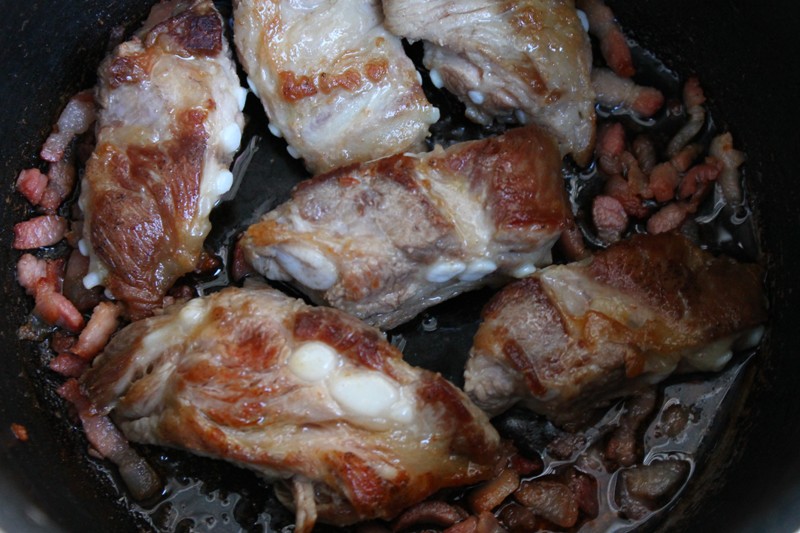 Mancare de fasole cu chorizo si carne de porc