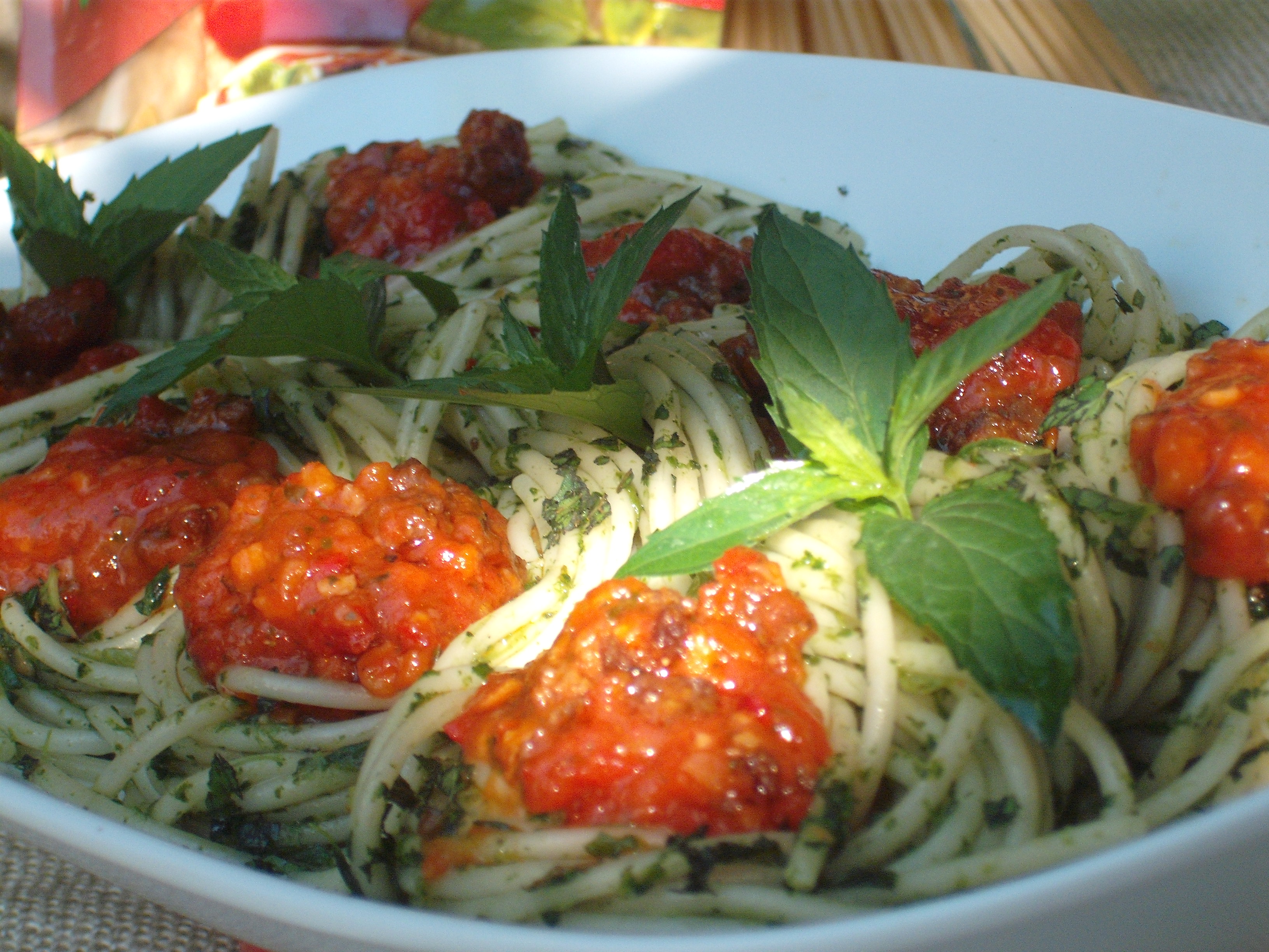 Cuiburi de spaghetti bolognese cu spanac si menta