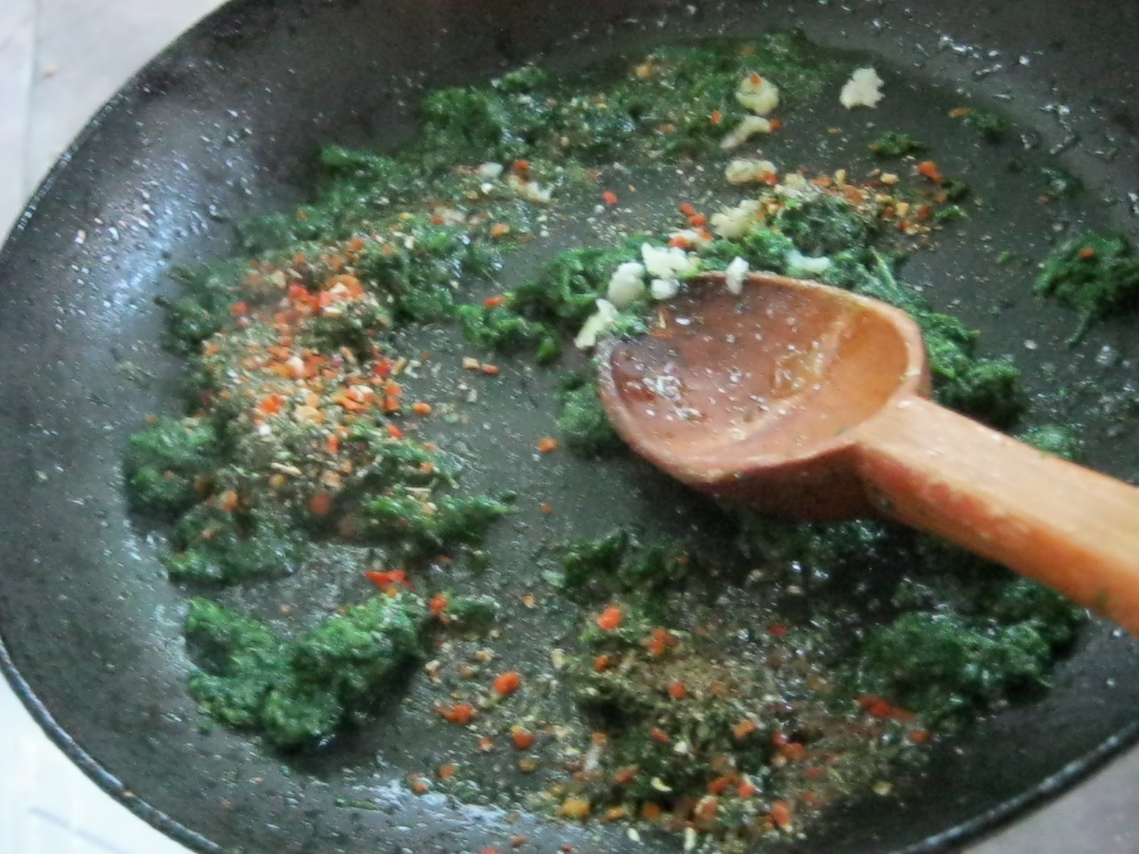 Cuiburi de spaghetti bolognese cu spanac si menta