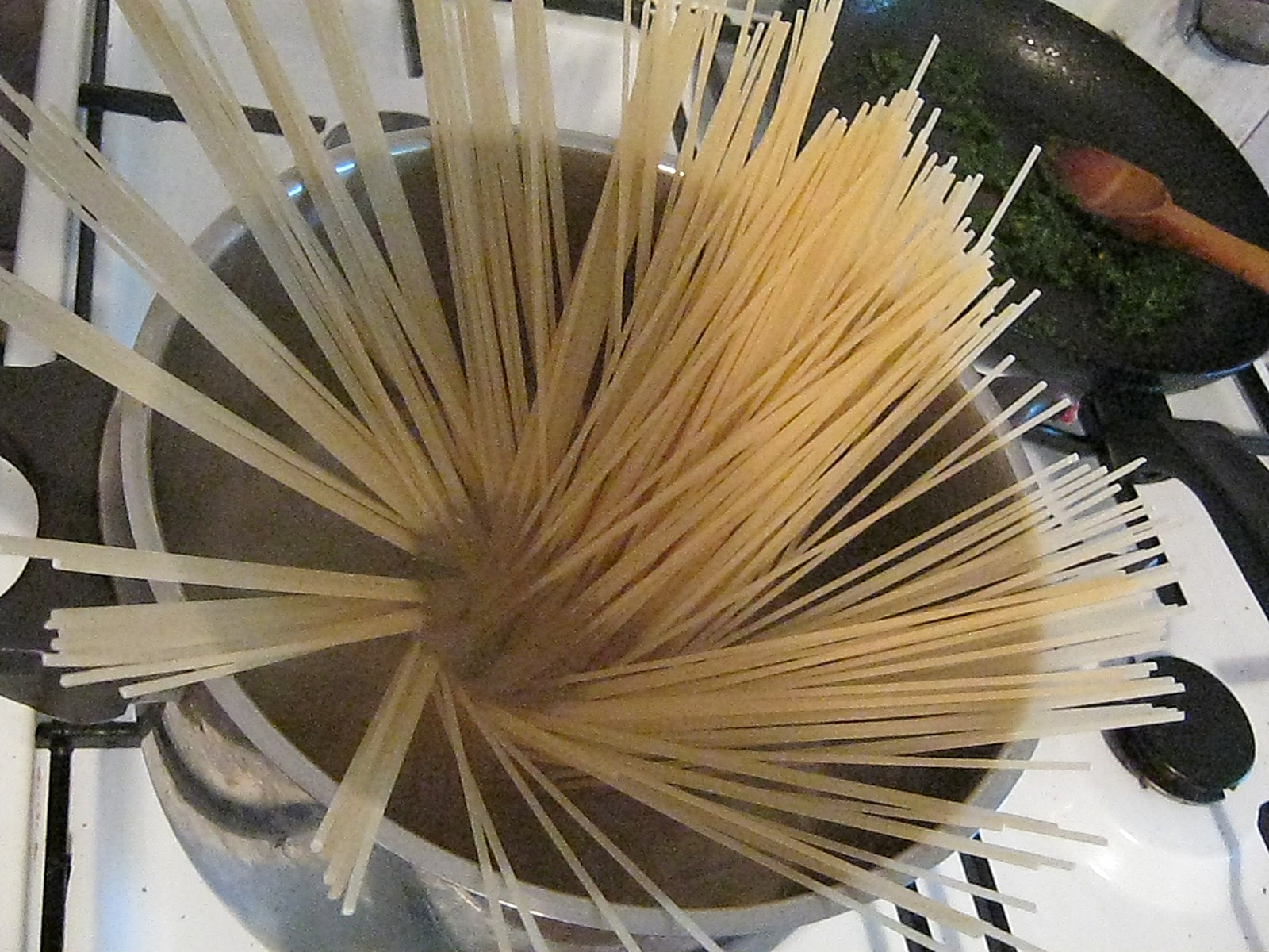 Cuiburi de spaghetti bolognese cu spanac si menta