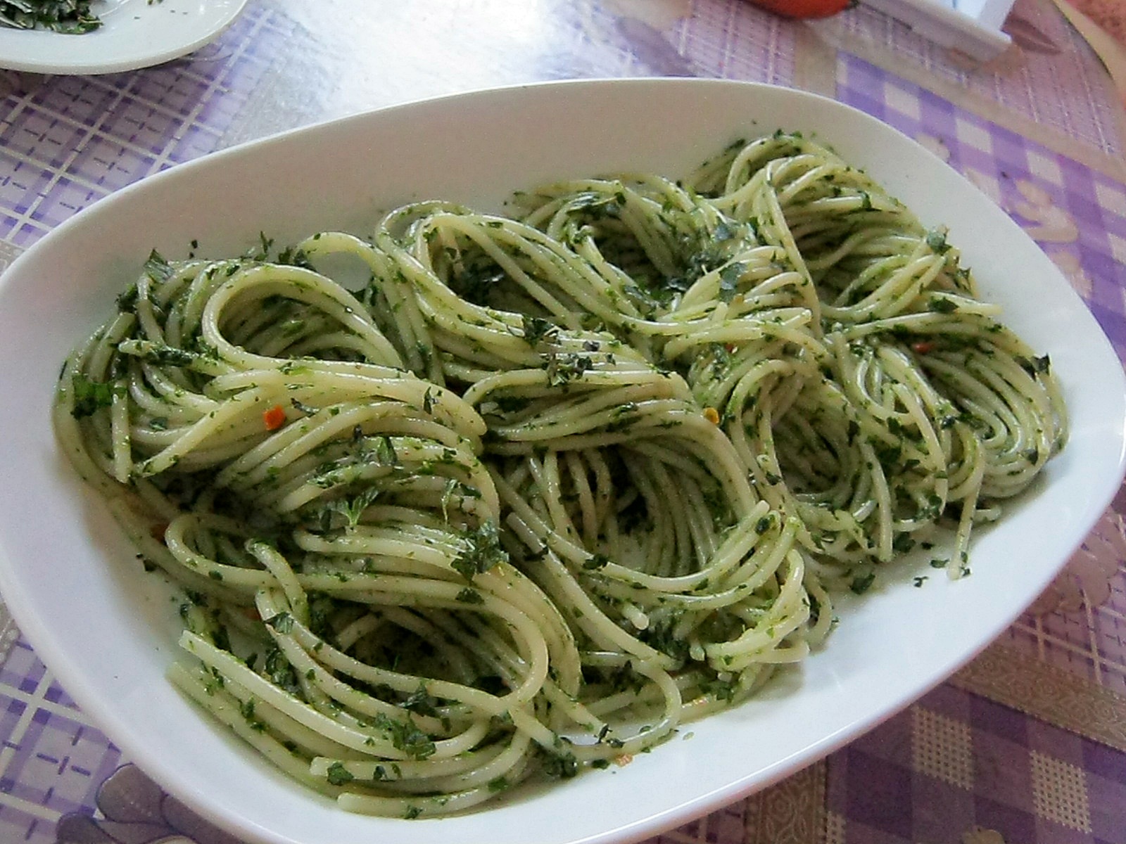 Cuiburi de spaghetti bolognese cu spanac si menta