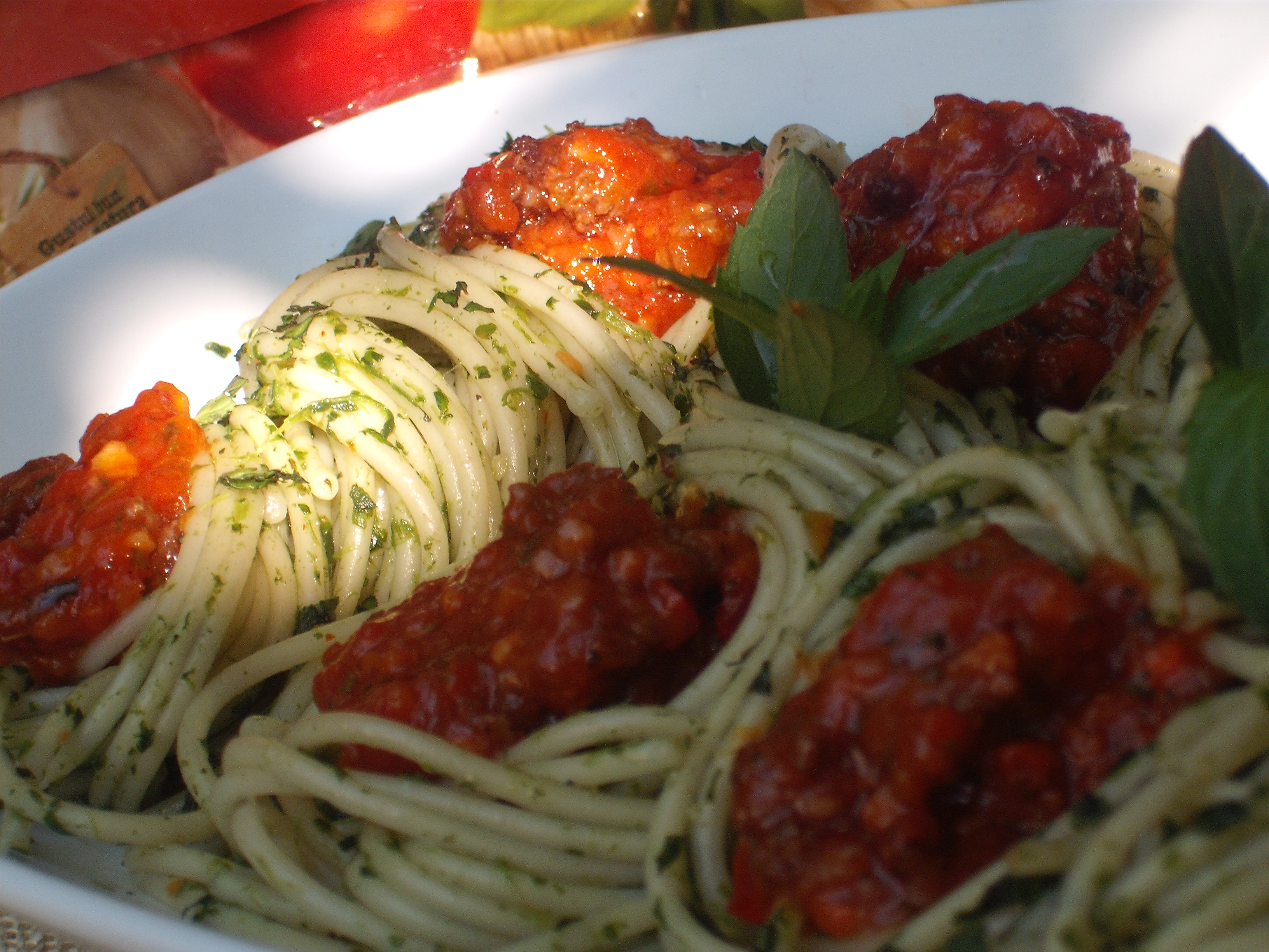 Cuiburi de spaghetti bolognese cu spanac si menta