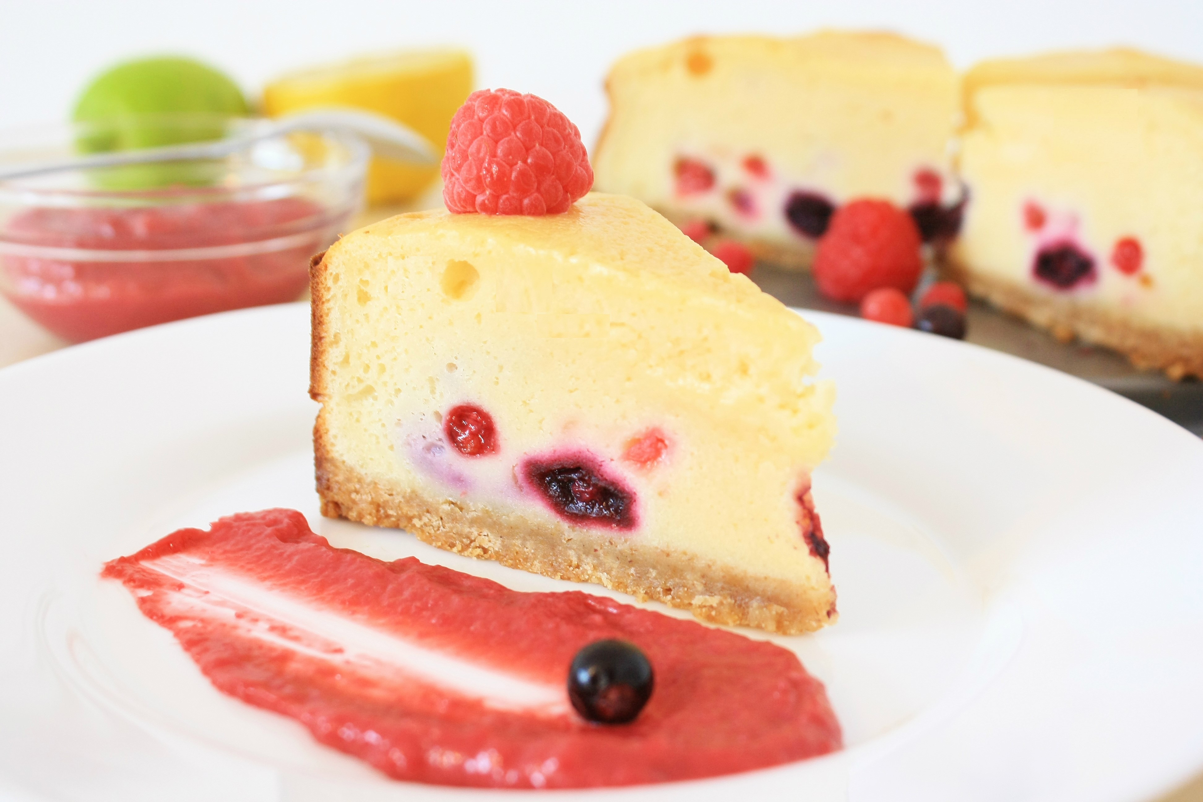 Cheesecake cu Fructe de Padure si Crema de Zmeura