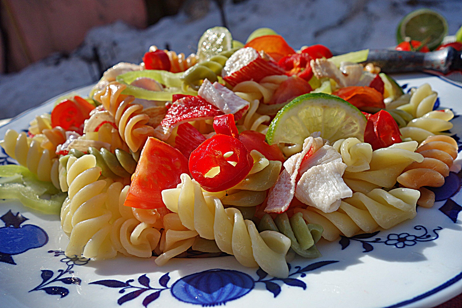 Fusilli tricolori picanti cu surimi