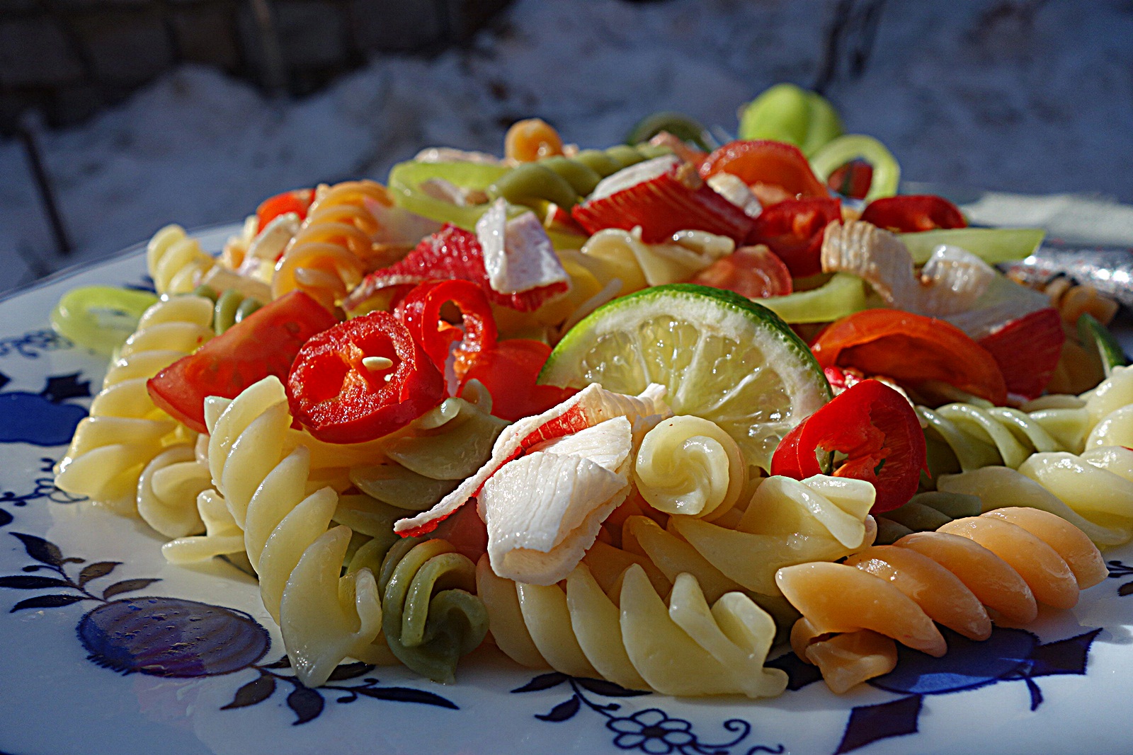 Fusilli tricolori picanti cu surimi