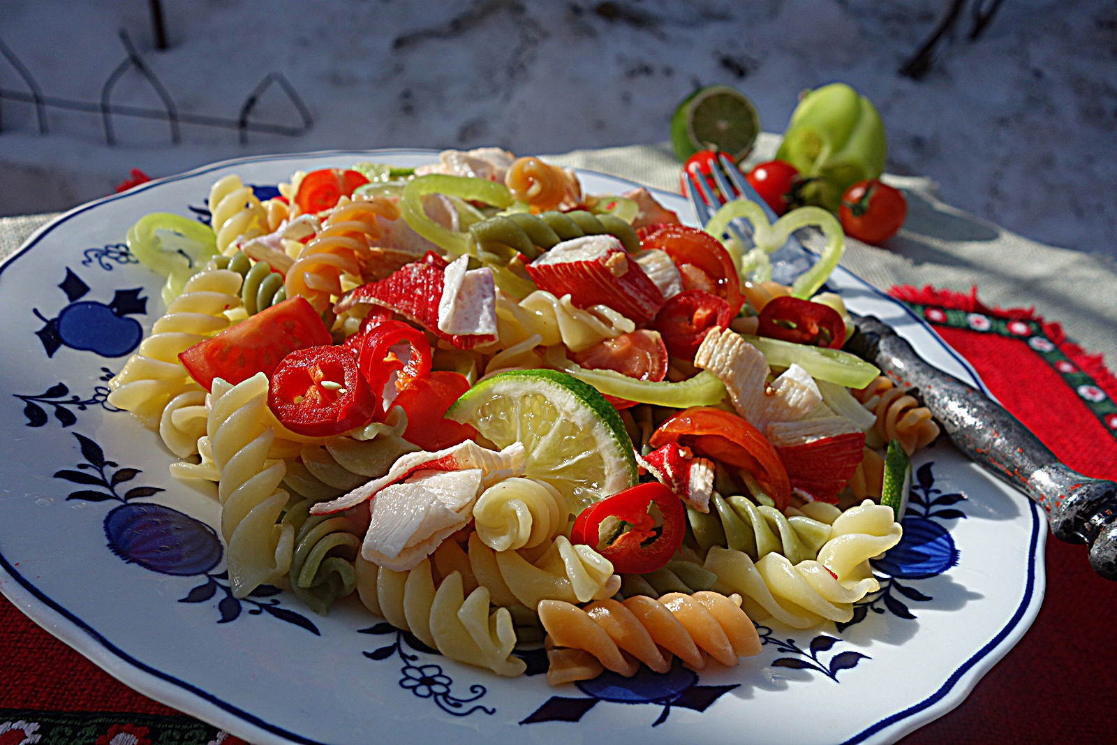 Fusilli tricolori picanti cu surimi