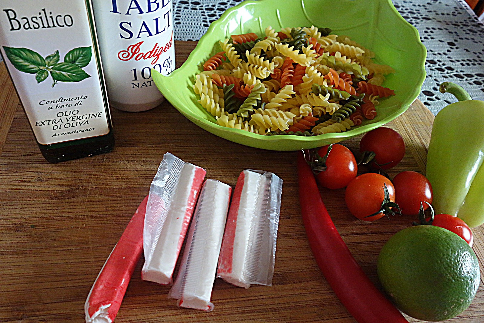 Fusilli tricolori picanti cu surimi