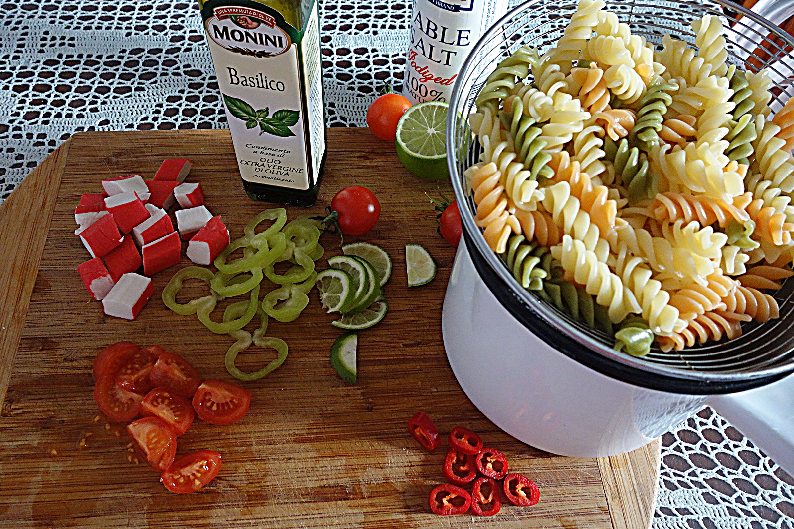 Fusilli tricolori picanti cu surimi