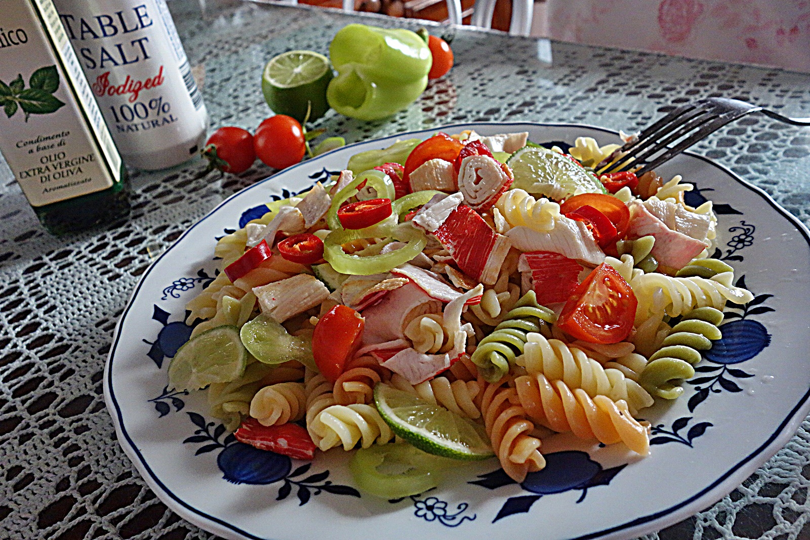 Fusilli tricolori picanti cu surimi