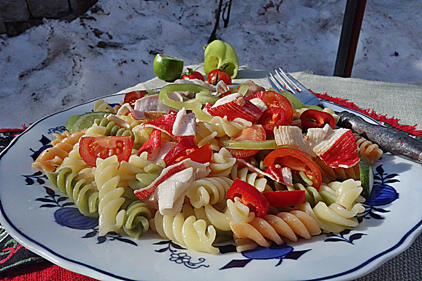 Fusilli tricolori picanti cu surimi