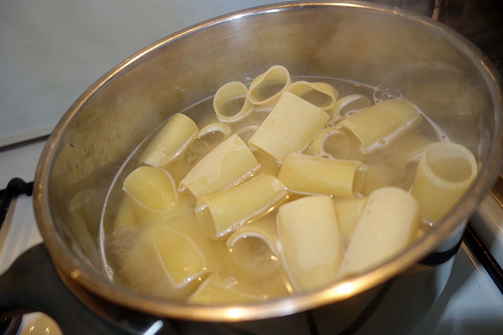 Paccheri umpluti cu carne de curcan