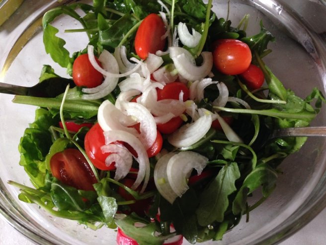 Salata de rucola, cu ridichi si rosii cherry