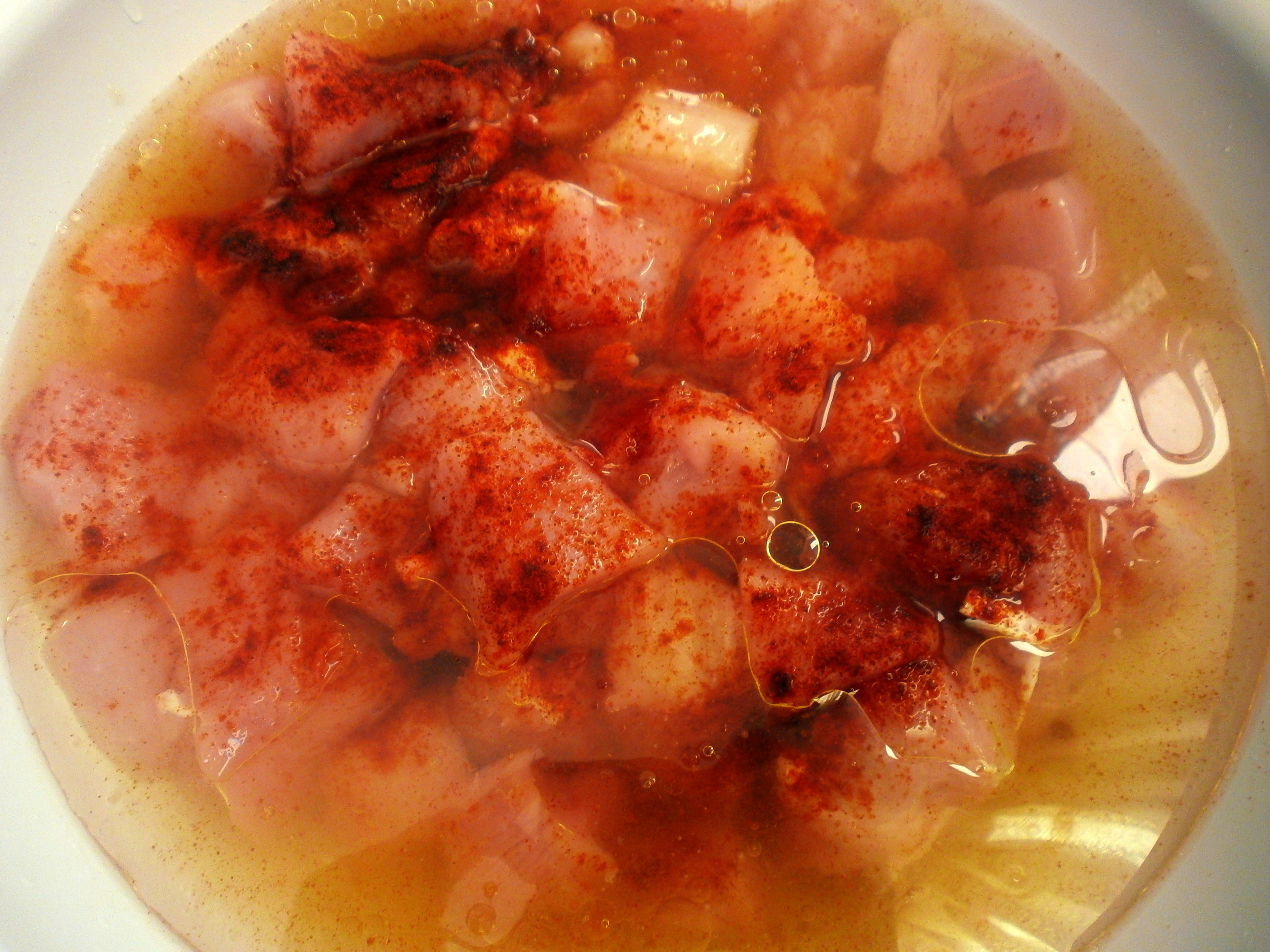 Piept de pui in sos de rosii si usturoi servit cu mamaliguta