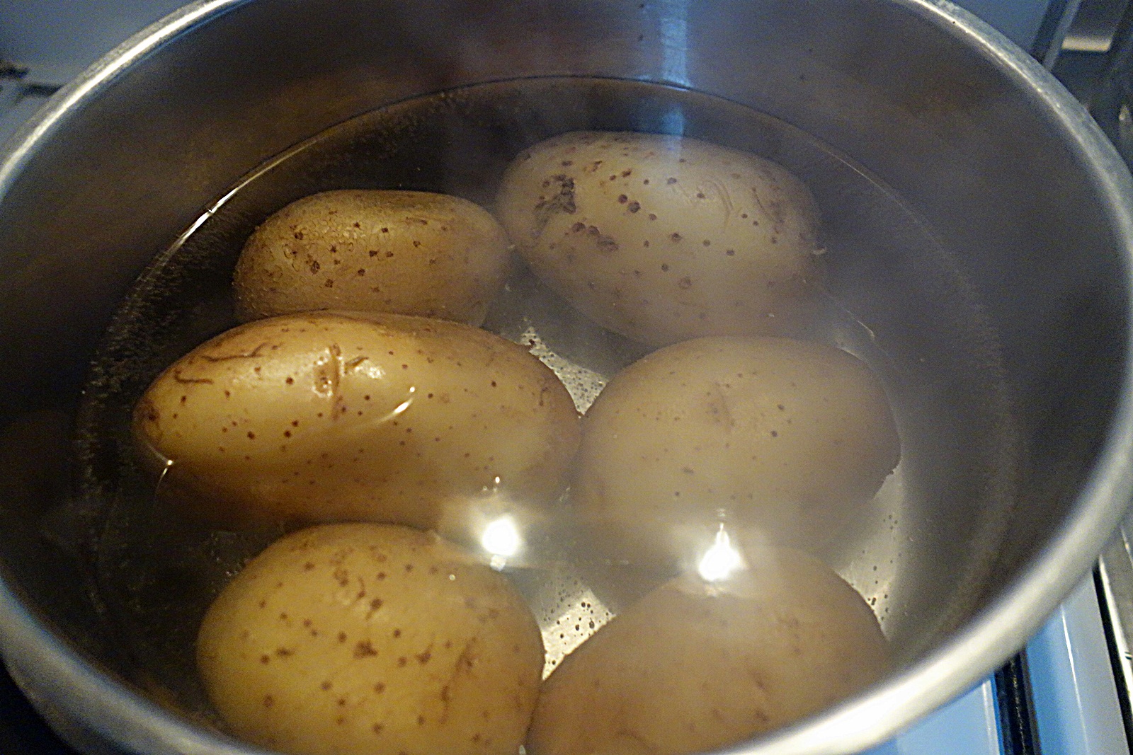Cartofi umpluti cu piure de spanac si carne tocata