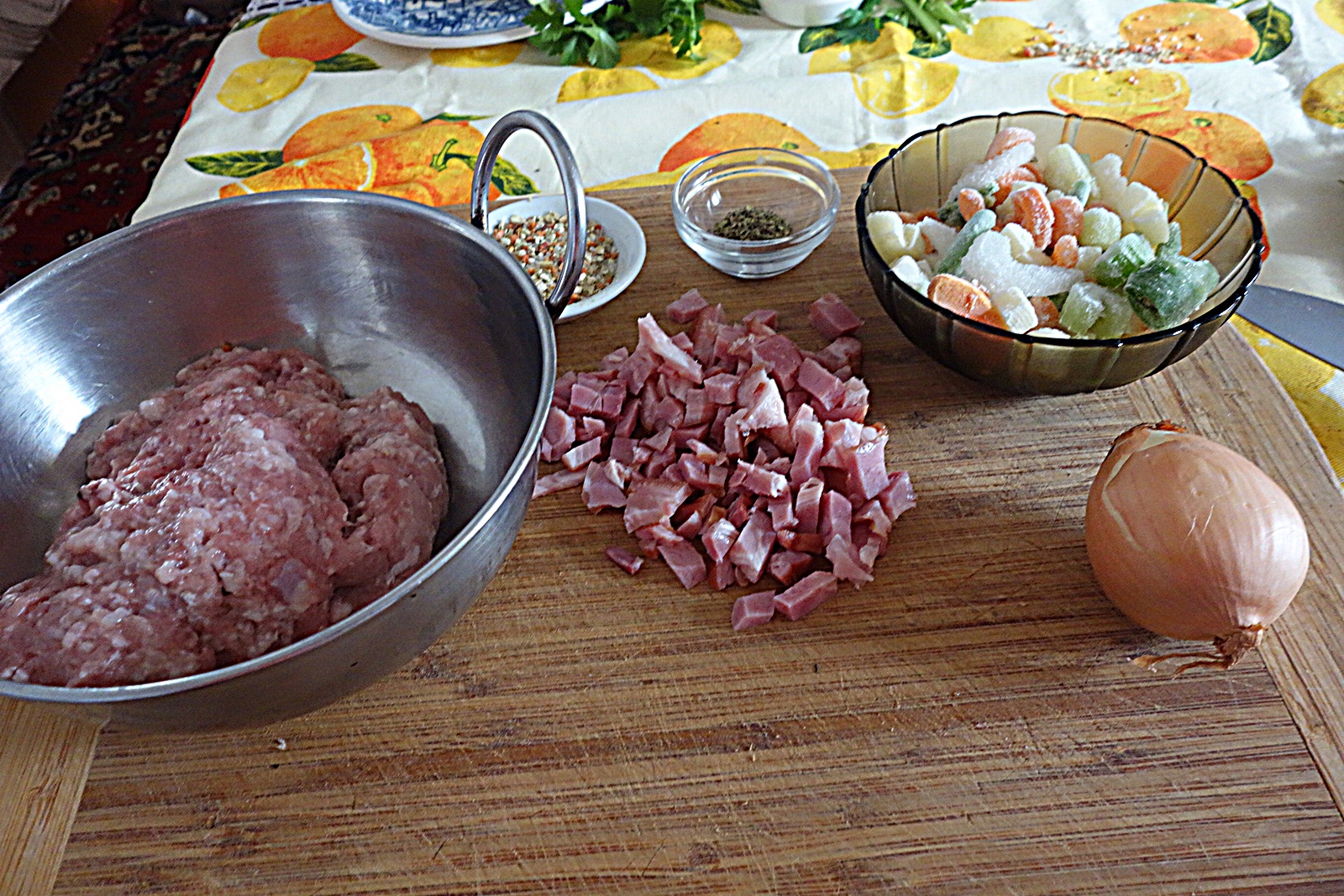 Ciuperci umplute cu carne si oua de prepelita in cuib de cascaval