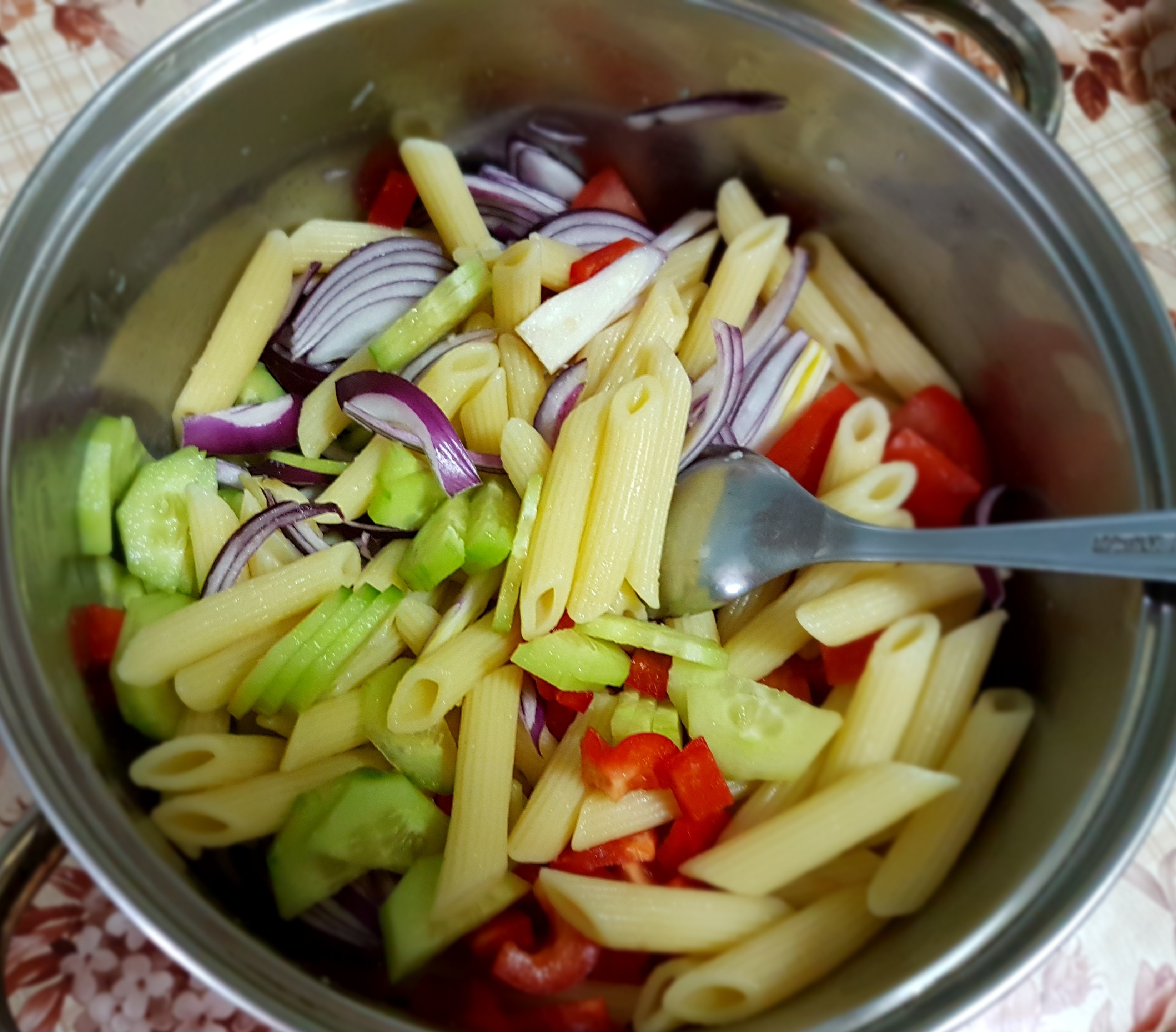 Salata cu paste si legume
