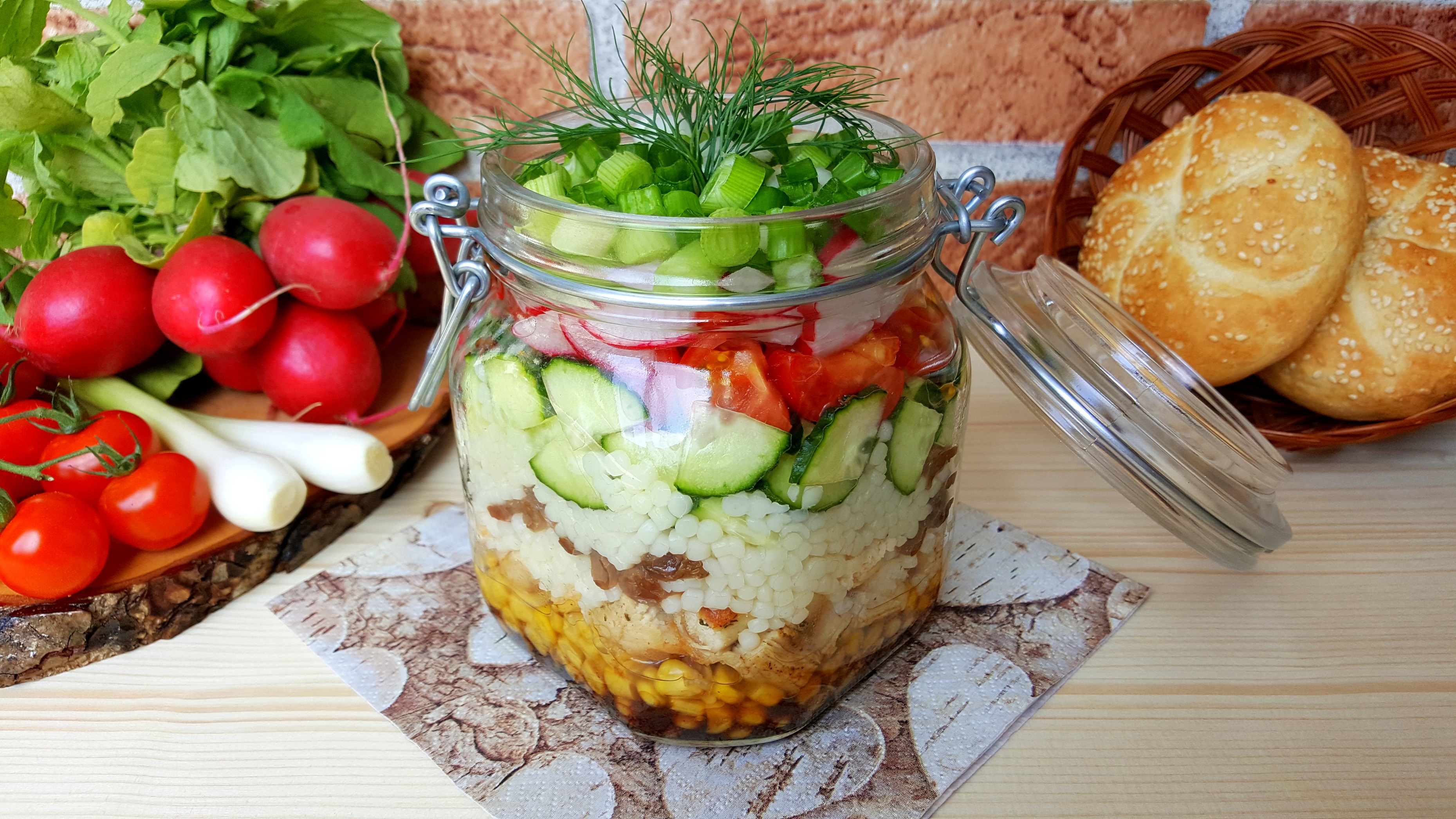 Salata la borcan cu legume, cus-cus si mini-fileuri din piept de pui