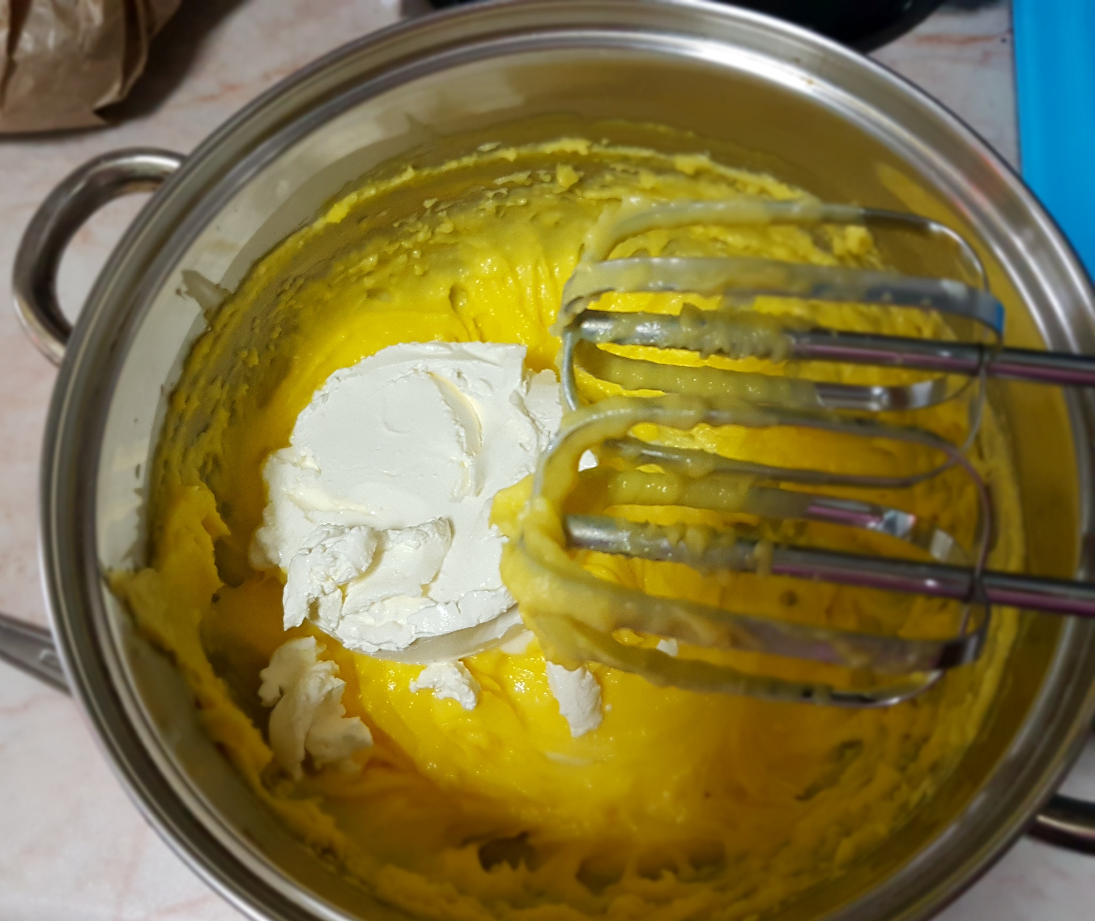 Tort cu jeleu de cirese si crema de vanilie cu mascarpone