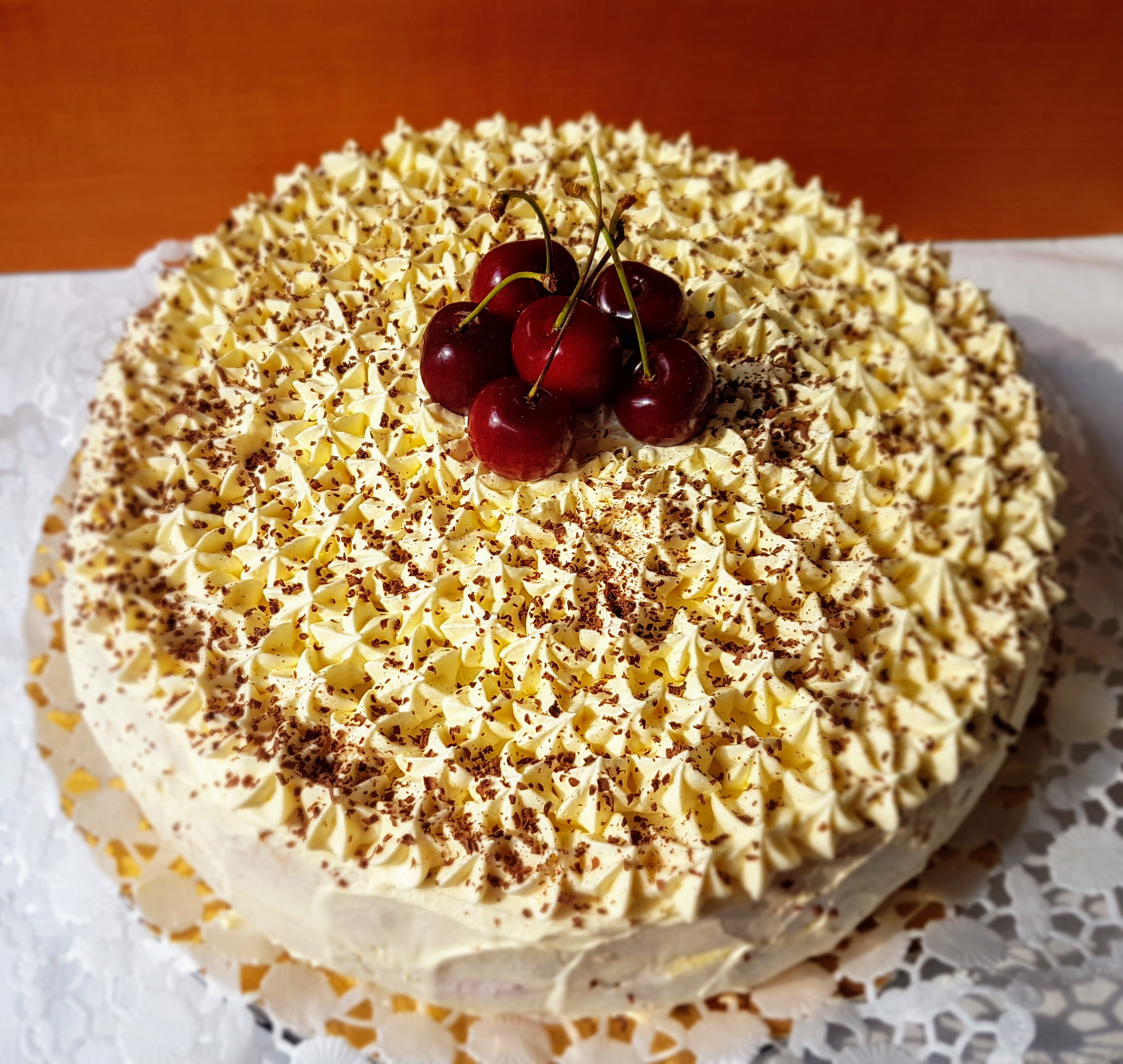 Tort cu jeleu de cirese si crema de vanilie cu mascarpone