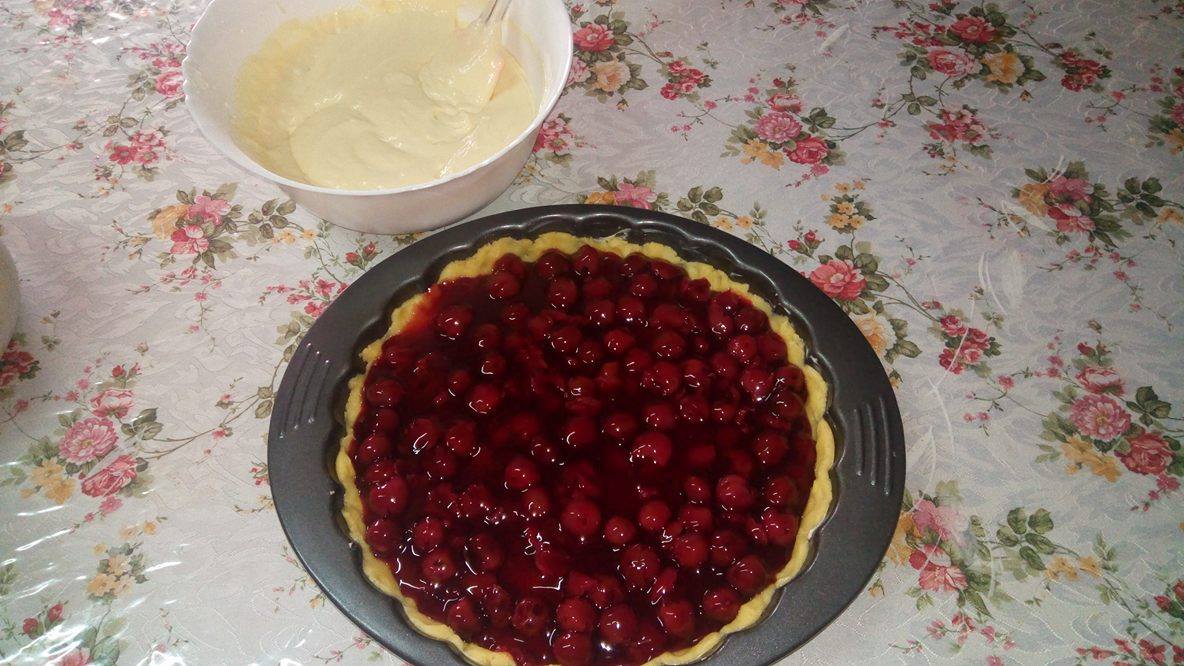 Tarta cu cirese si crema de branza