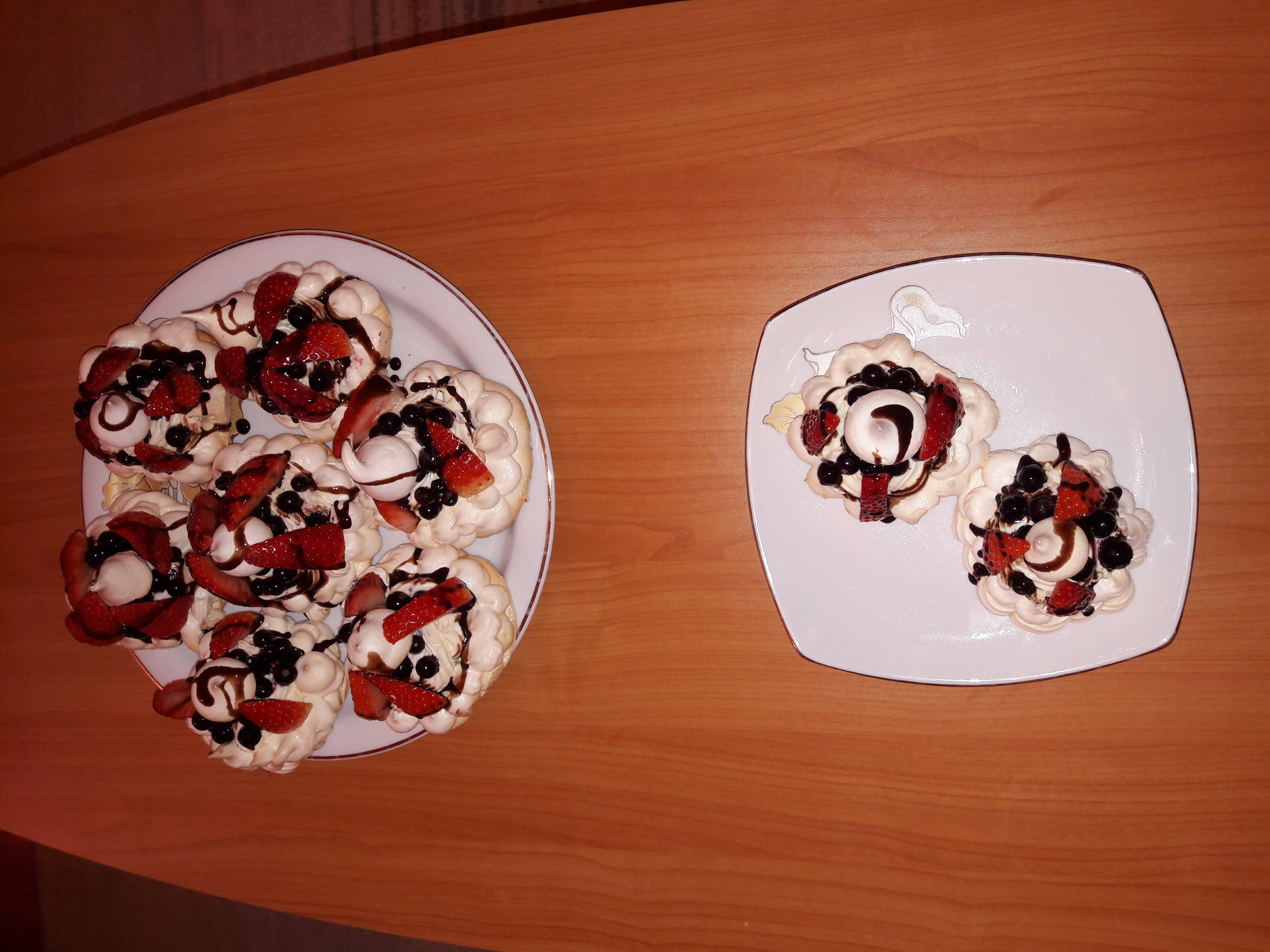 Mini Pavlova cu capsune si afine