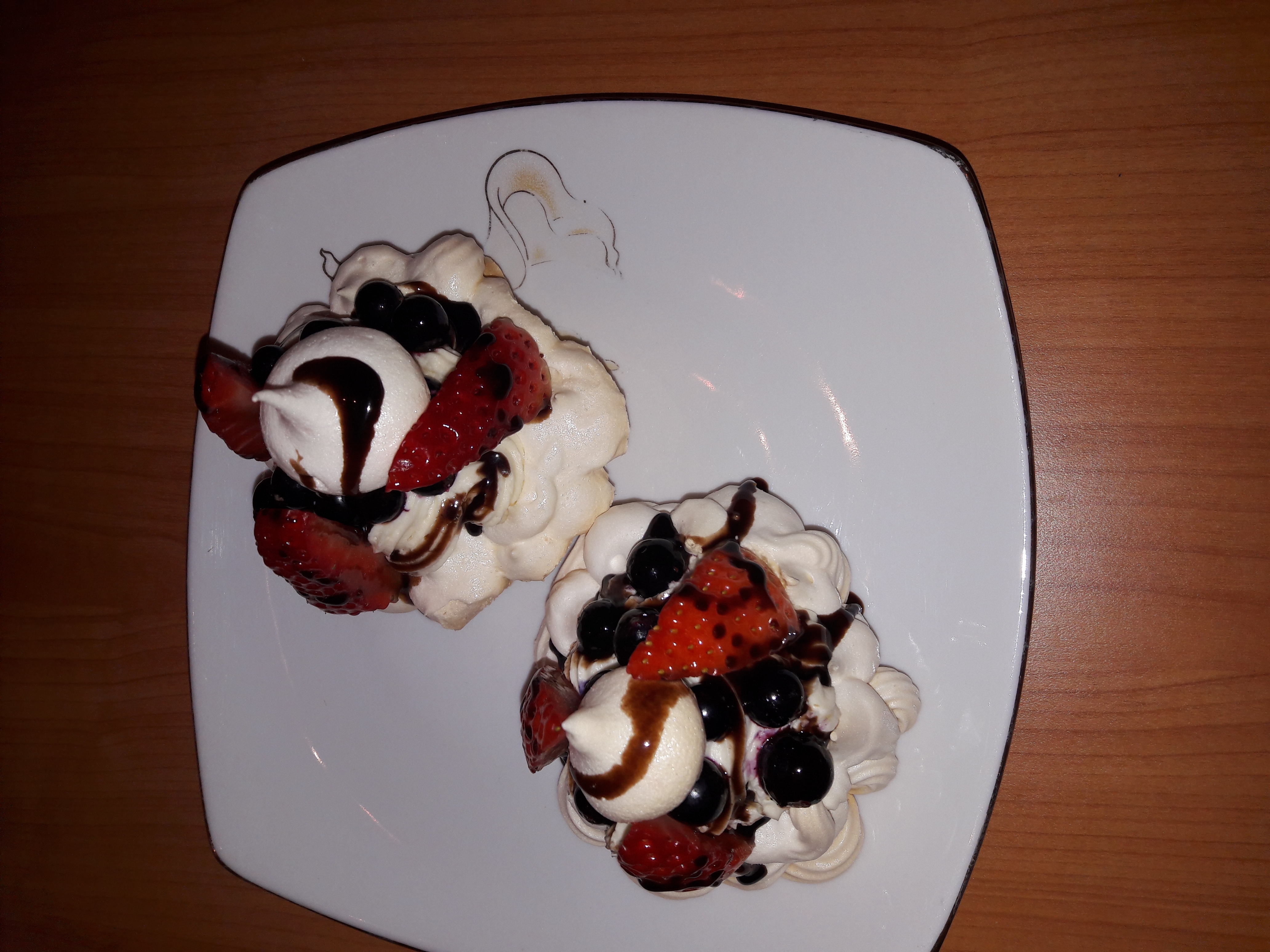 Mini Pavlova cu capsune si afine