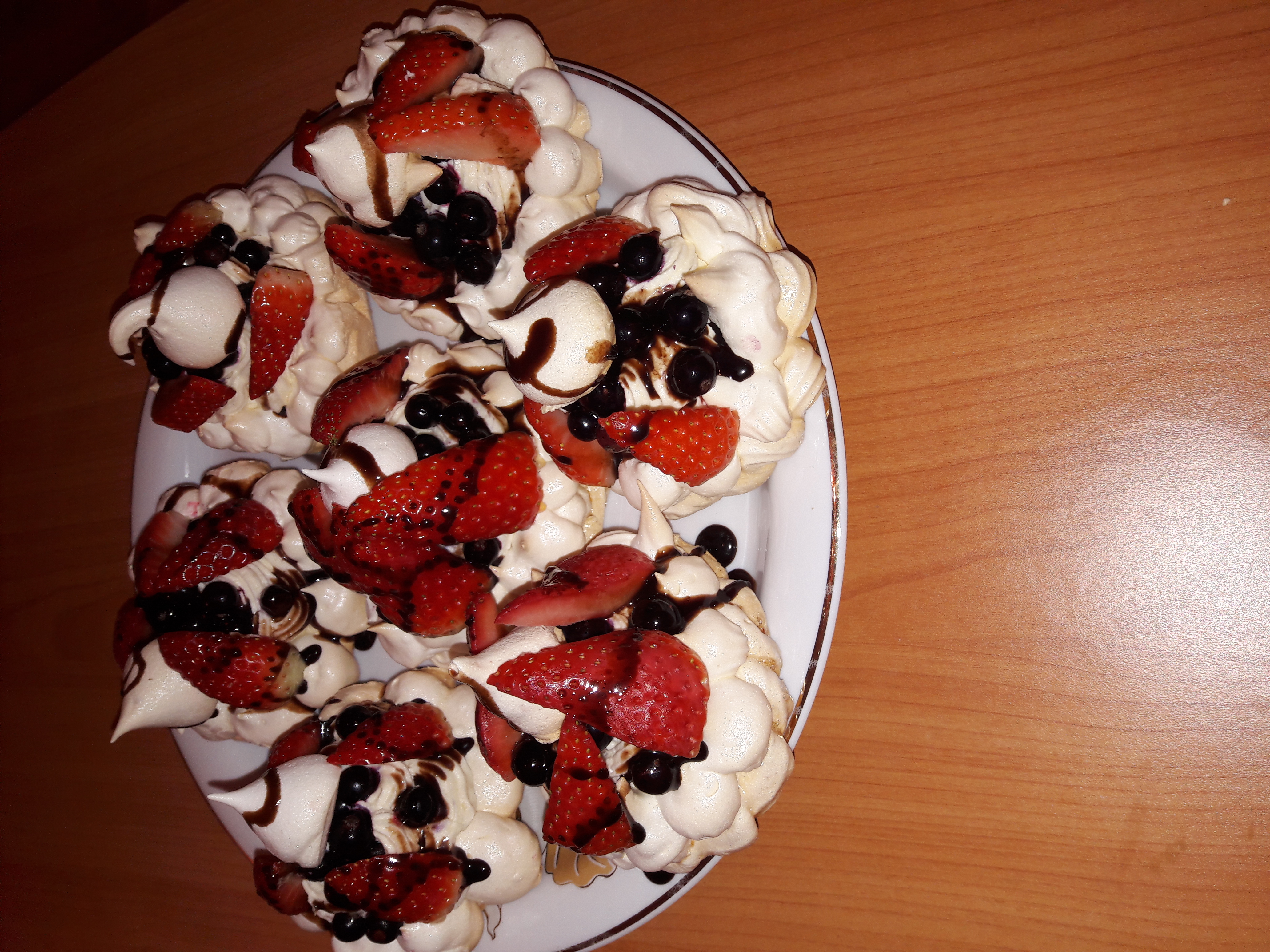 Mini Pavlova cu capsune si afine