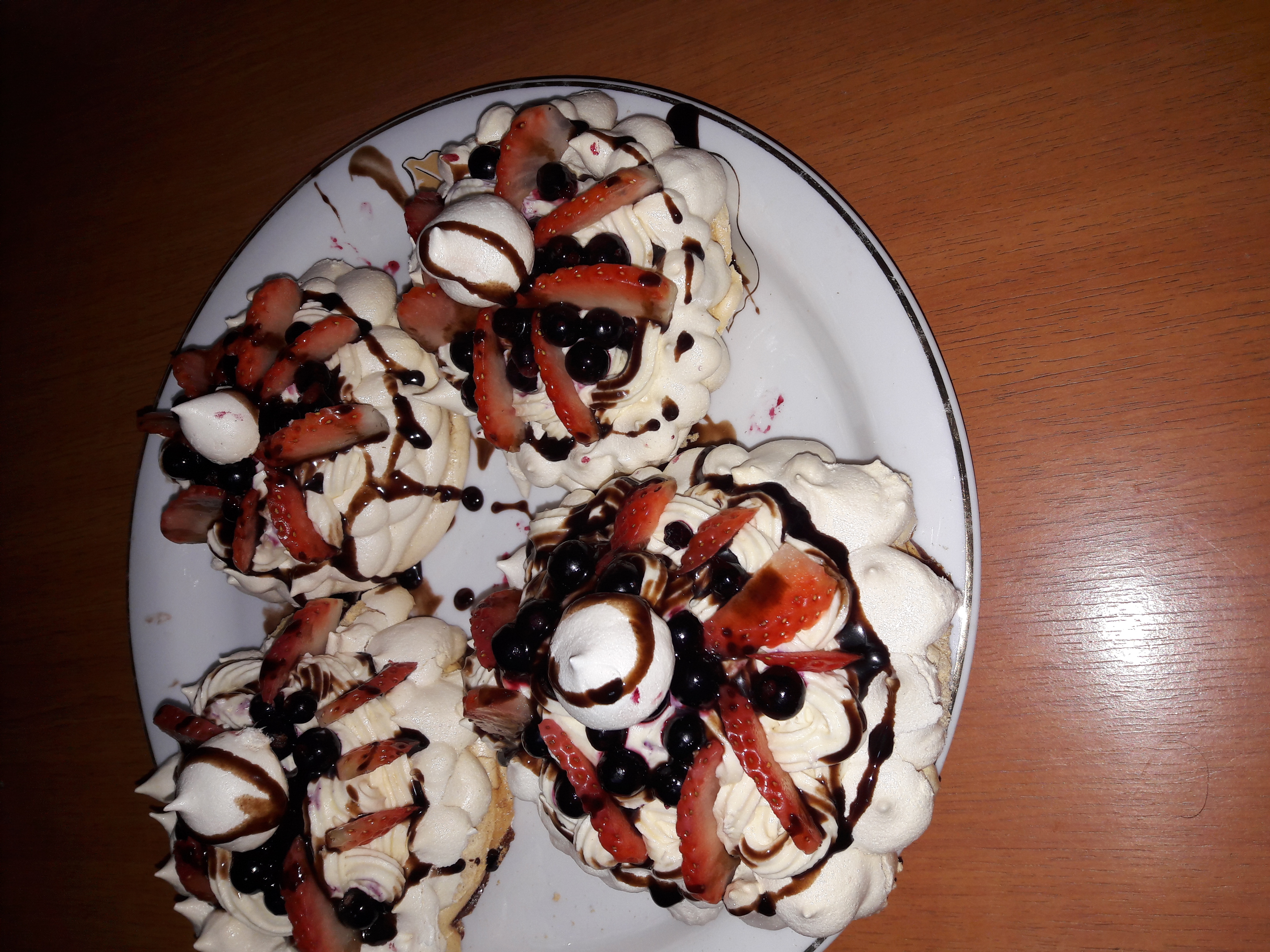 Mini Pavlova cu capsune si afine