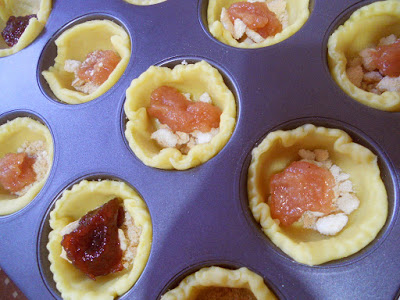 Mini tarte cu gem de gutui si crema de branza