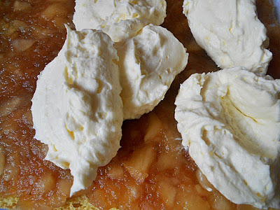 Prajitura cu umplutura de mere si crema de vanilie
