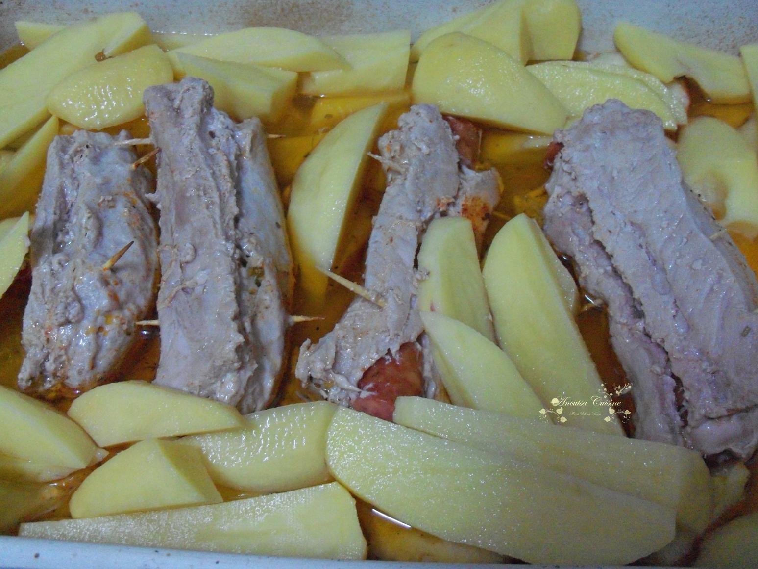 Platou de toamna cu rulada de porc, mere, cartofi copti si muraturi